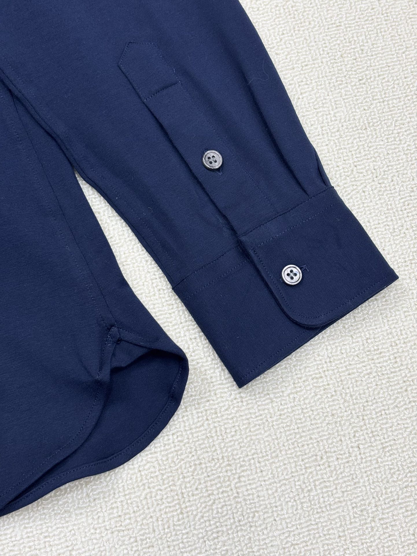 强势上新，新款不断！！！新款衬衫，高级面料高级做工，顶级品质！！！S一XXLS穿125左右m穿140左右