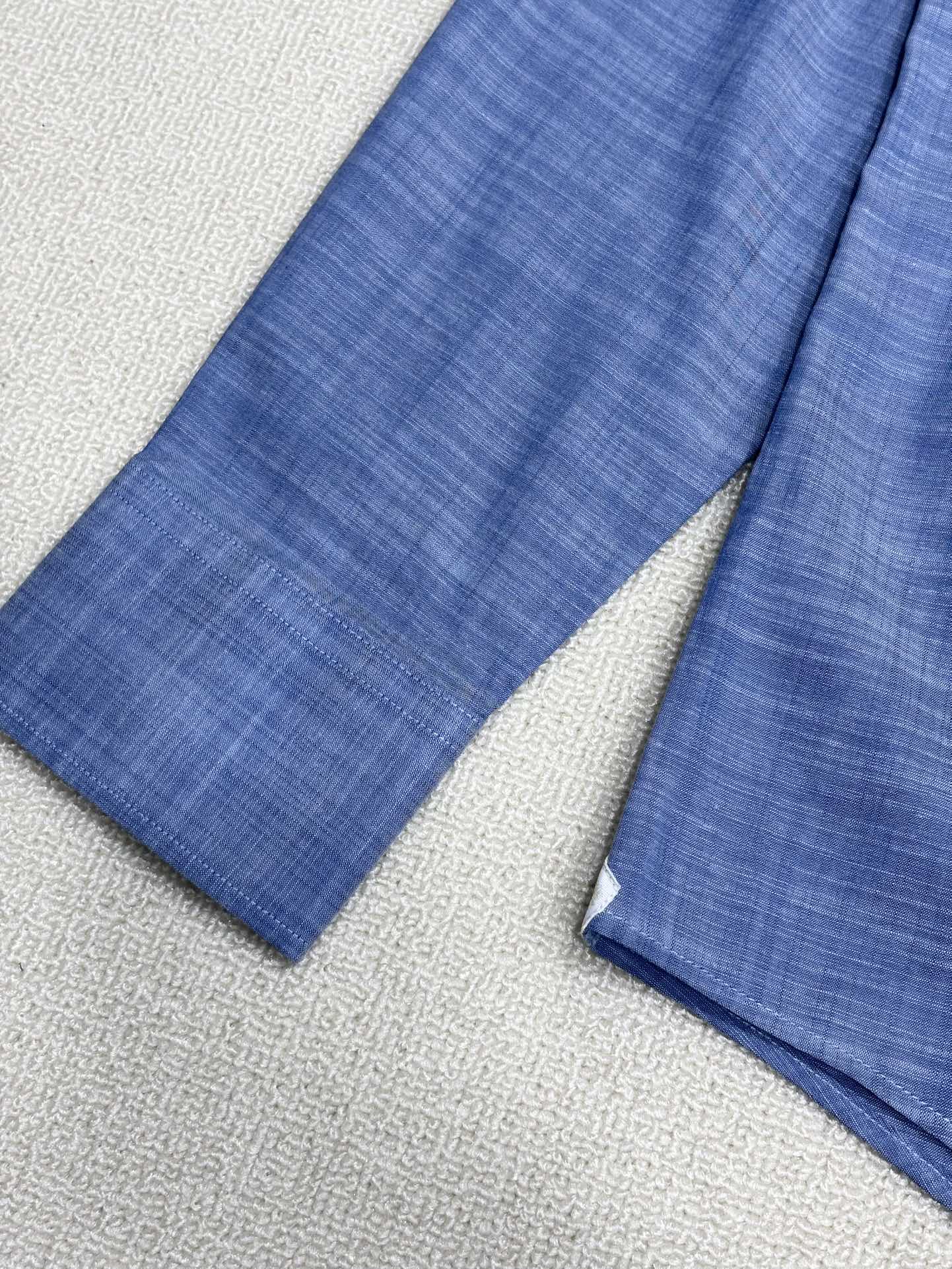 强势上新，新款不断！！！新款衬衫，高级面料高级做工，顶级品质！！！S一XXLS穿125左右m穿140左右