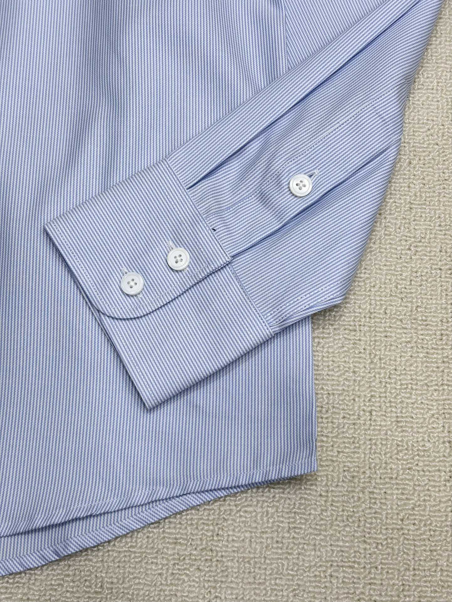 强势上新，新款不断！！！新款衬衫，高级面料高级做工，顶级品质！！！S一XXLS穿125左右m穿140左右