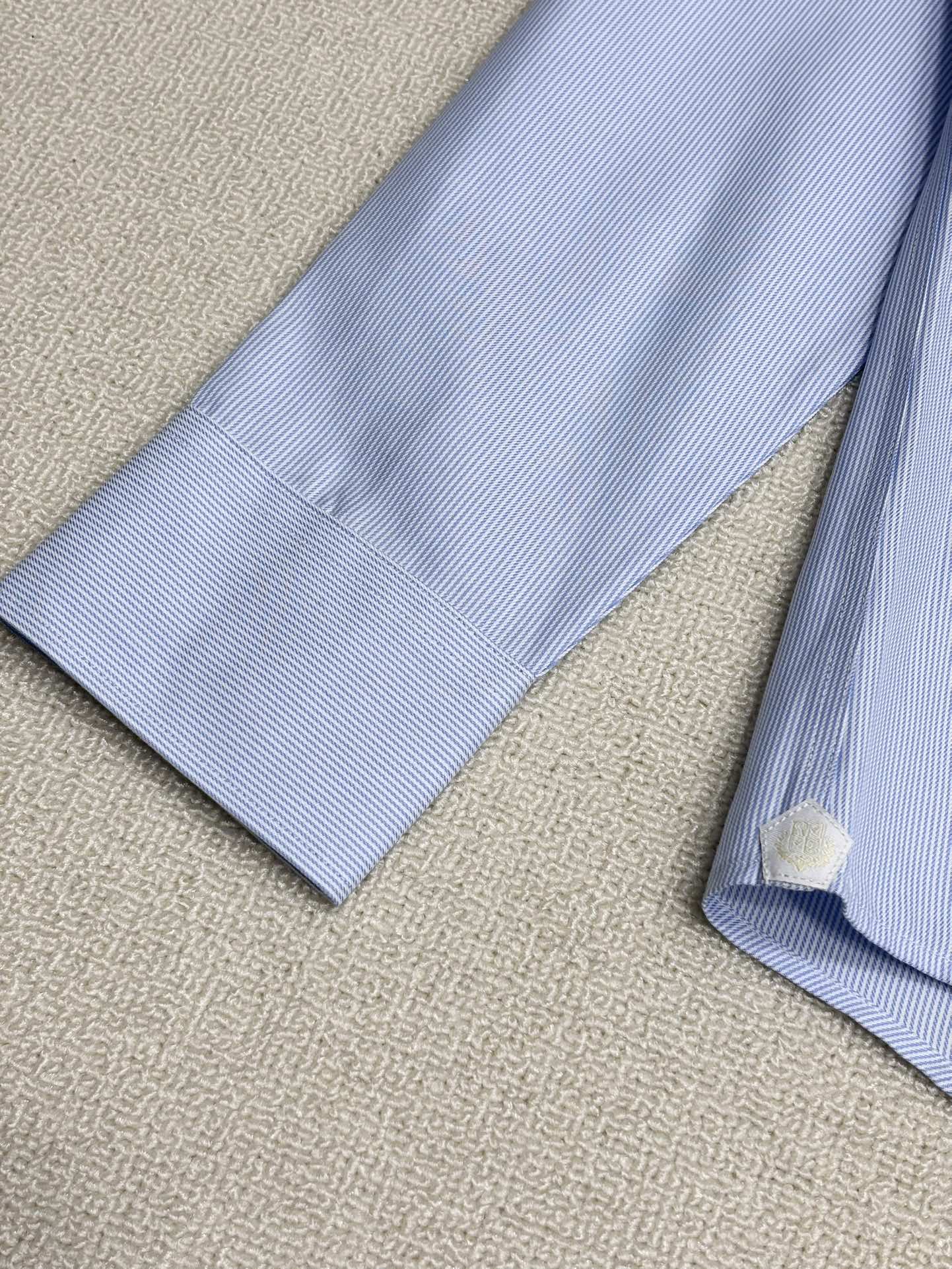 强势上新，新款不断！！！新款衬衫，高级面料高级做工，顶级品质！！！S一XXLS穿125左右m穿140左右