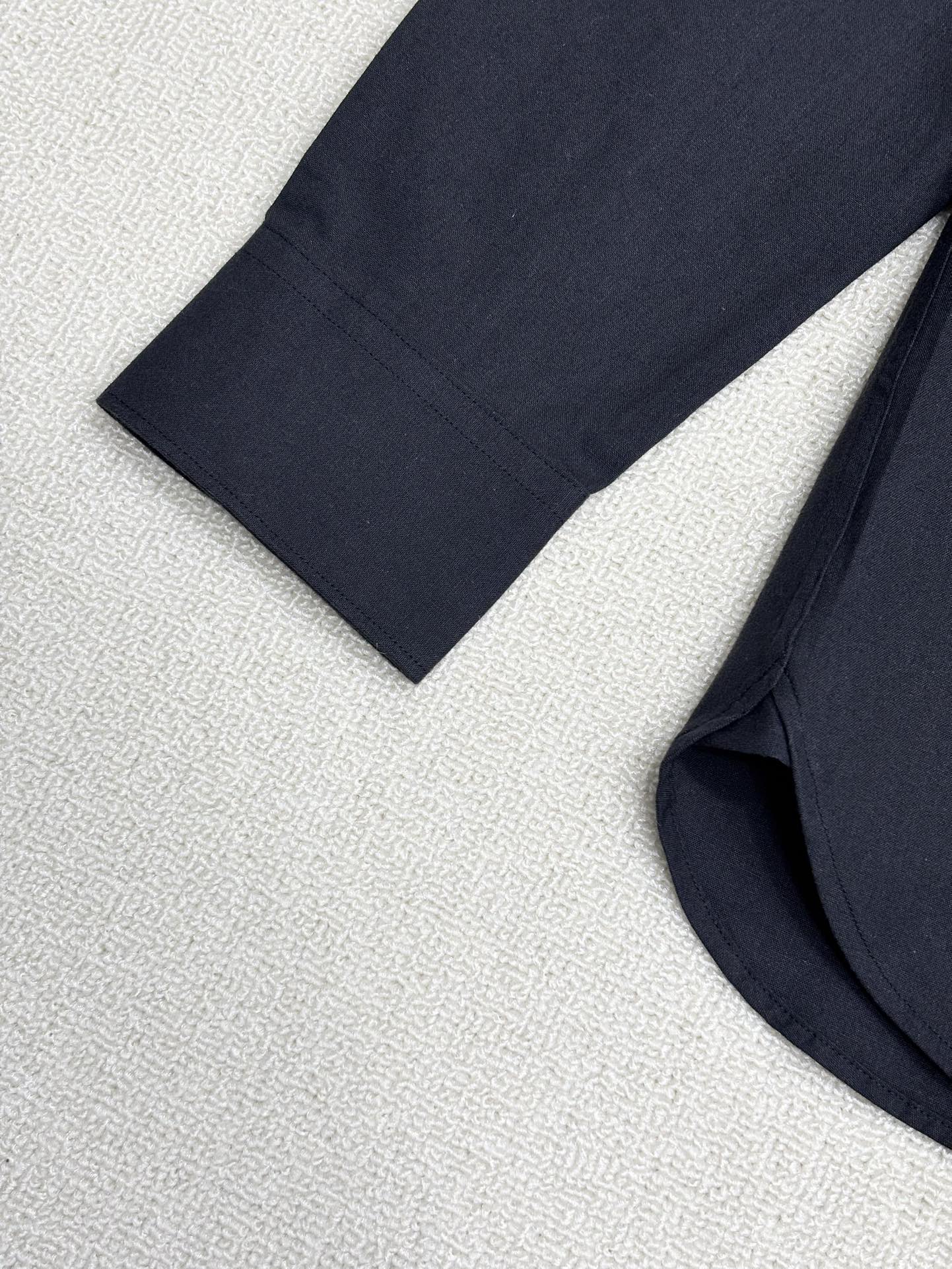 强势上新，新款不断！！！新款衬衫，高级面料高级做工，顶级品质！！！S一XXLS穿125左右m穿140左右