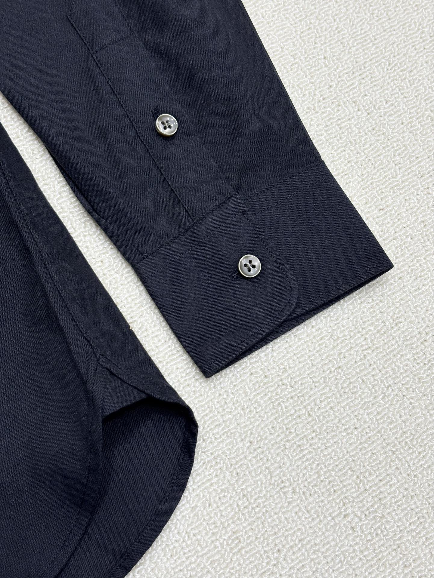 强势上新，新款不断！！！新款衬衫，高级面料高级做工，顶级品质！！！S一XXLS穿125左右m穿140左右