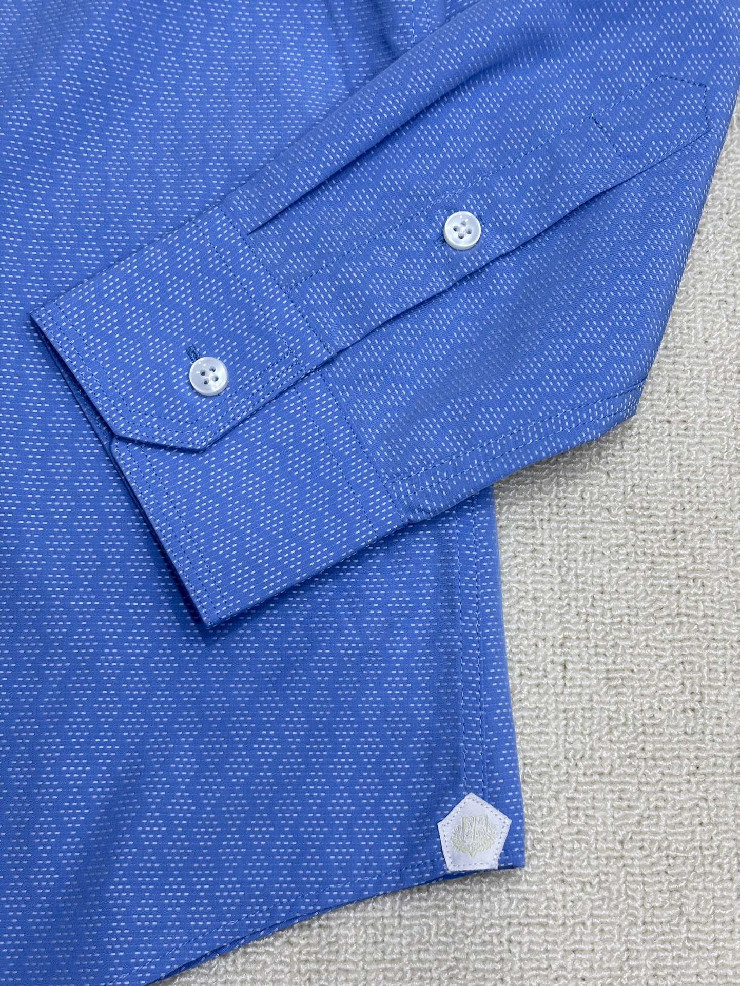 强势上新，新款不断！！！新款衬衫，高级面料高级做工，顶级品质！！！S一XXLS穿125左右m穿140左右