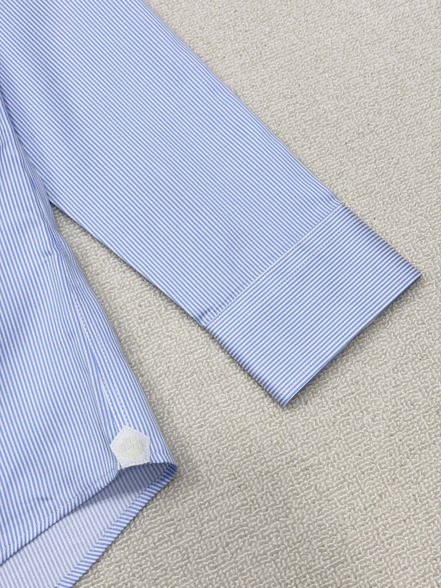 强势上新，新款不断！！！新款衬衫，高级面料高级做工，顶级品质！！！S一XXLS穿125左右m穿140左右