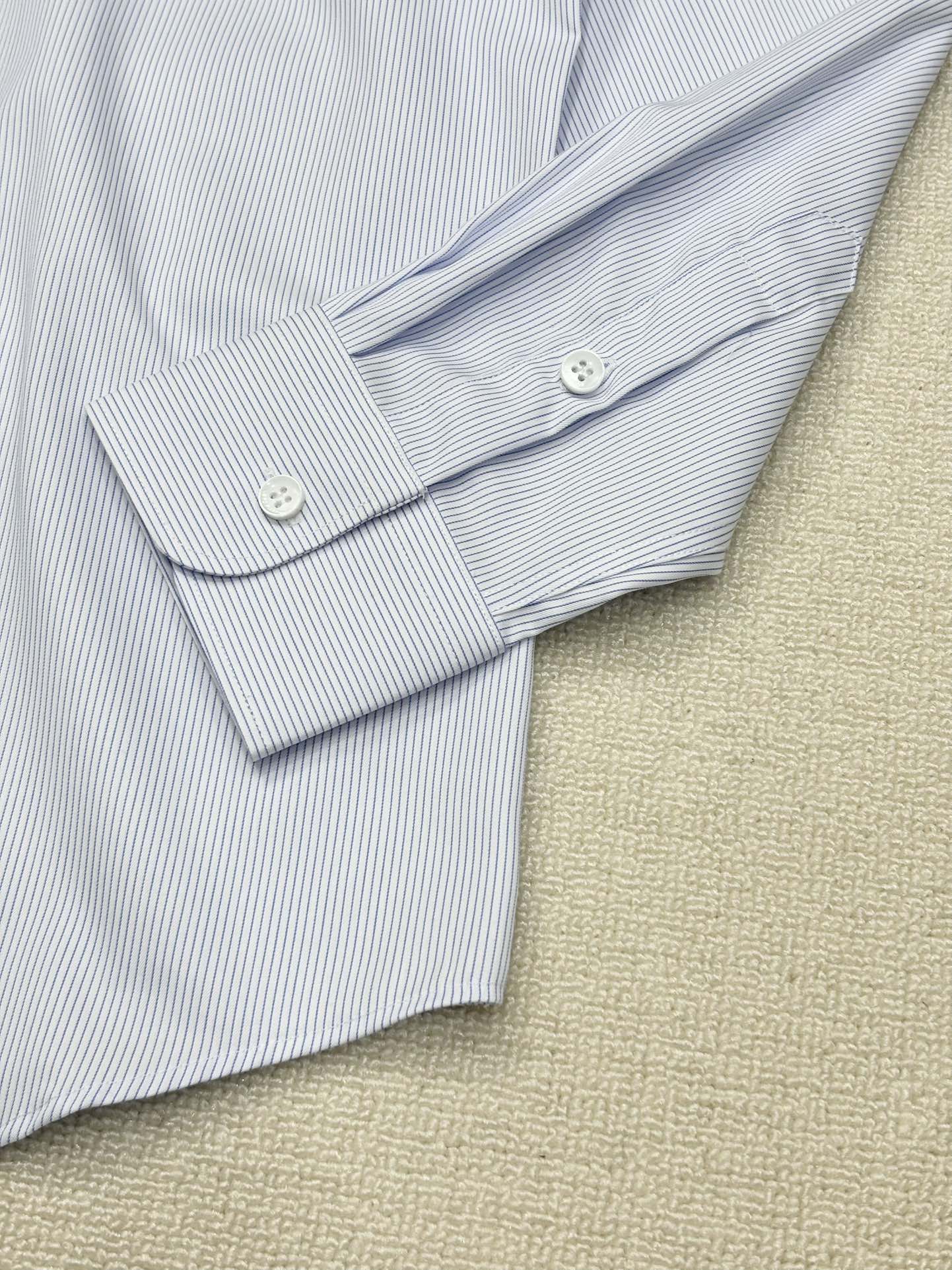 强势上新，新款不断！！！新款衬衫，高级面料高级做工，顶级品质！！！S一XXLS穿125左右m穿140左右