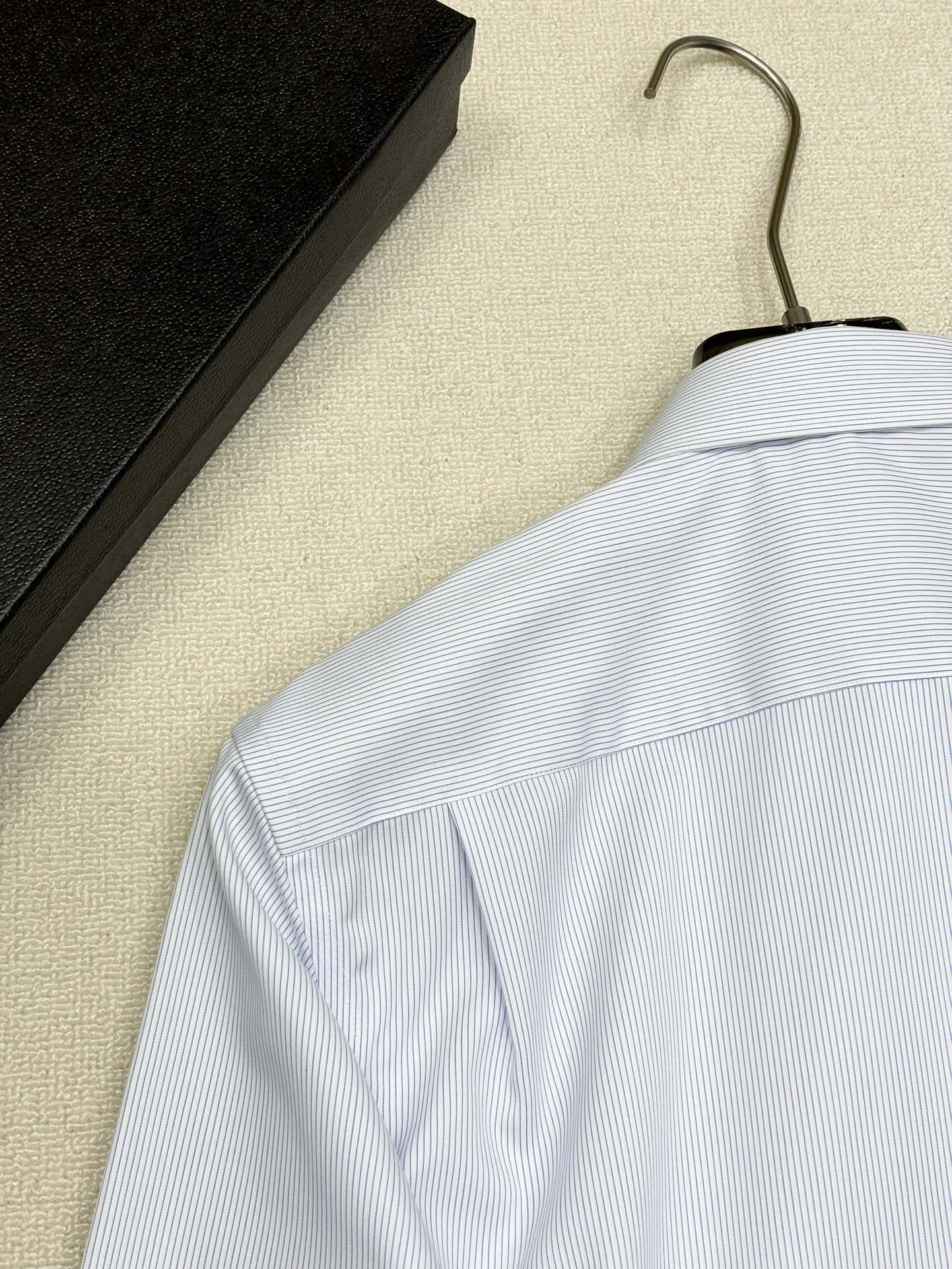 强势上新，新款不断！！！新款衬衫，高级面料高级做工，顶级品质！！！S一XXLS穿125左右m穿140左右