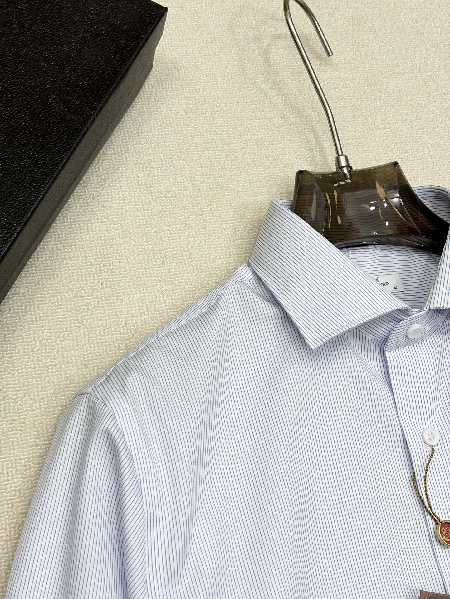 强势上新，新款不断！！！新款衬衫，高级面料高级做工，顶级品质！！！S一XXLS穿125左右m穿140左右