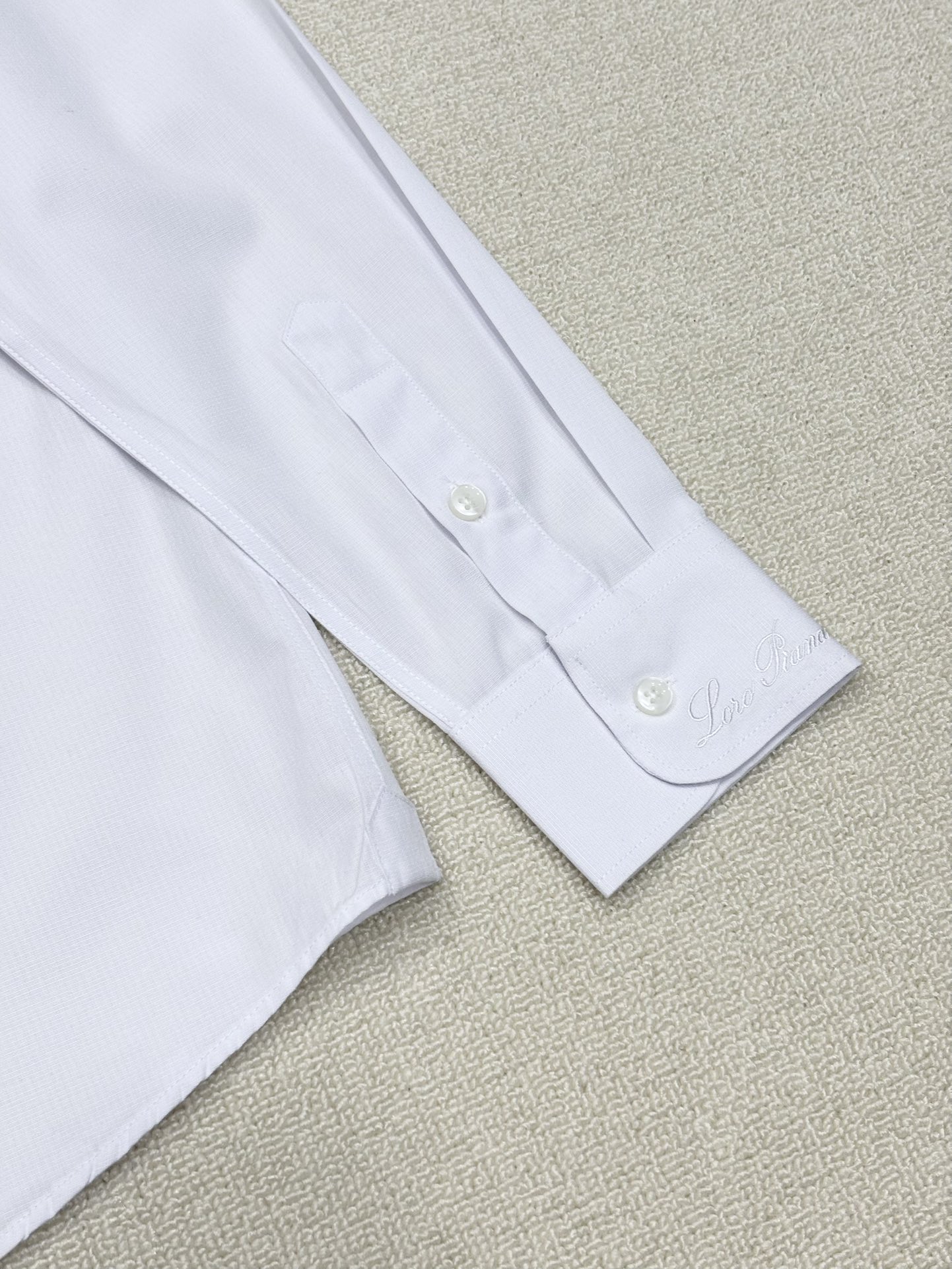 强势上新，新款不断！！！新款衬衫，高级面料高级做工，顶级品质！！！S一XXLS穿125左右m穿140左右