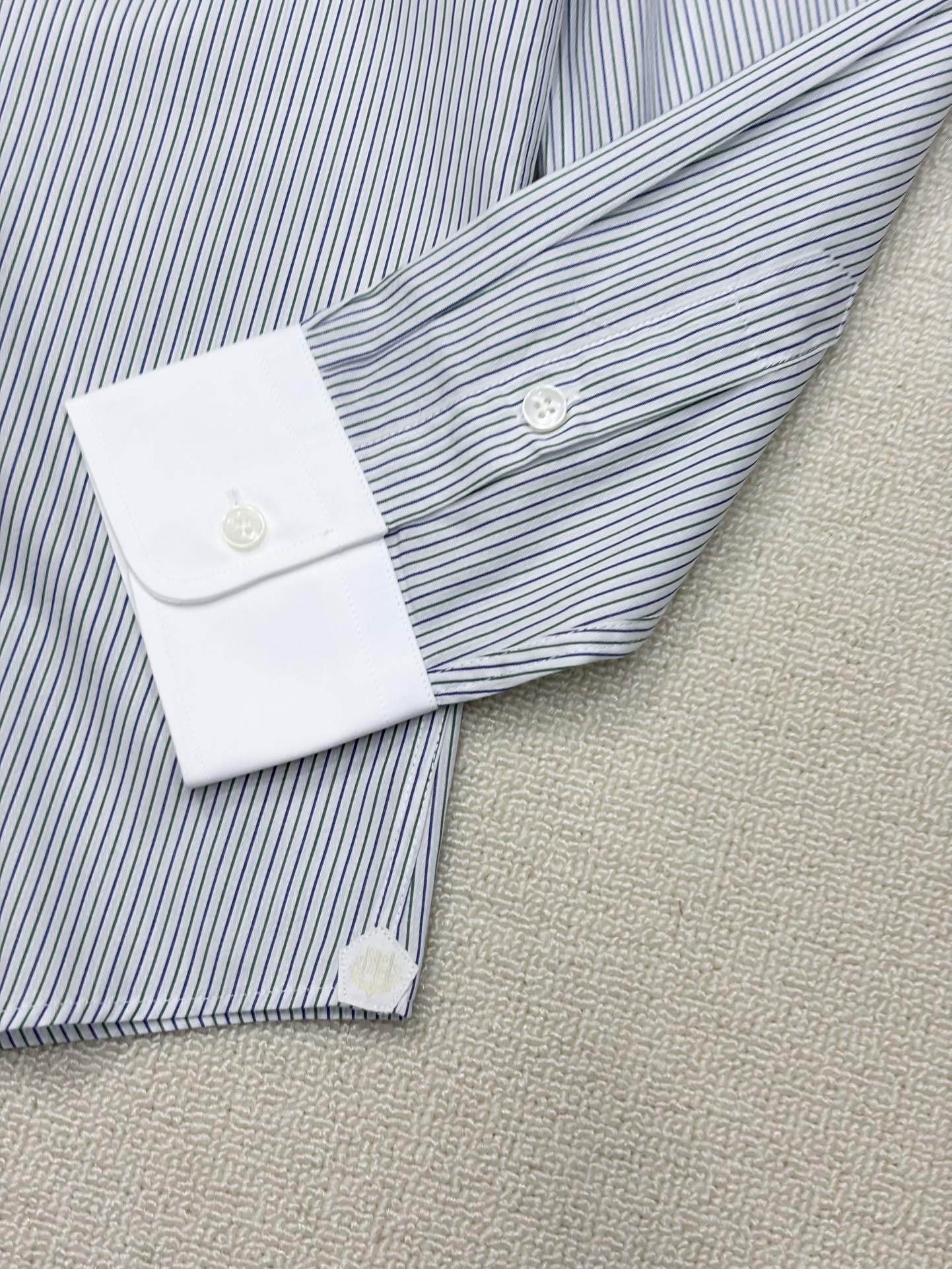 强势上新，新款不断！！！新款衬衫，高级面料高级做工，顶级品质！！！S一XXLS穿125左右m穿140左右