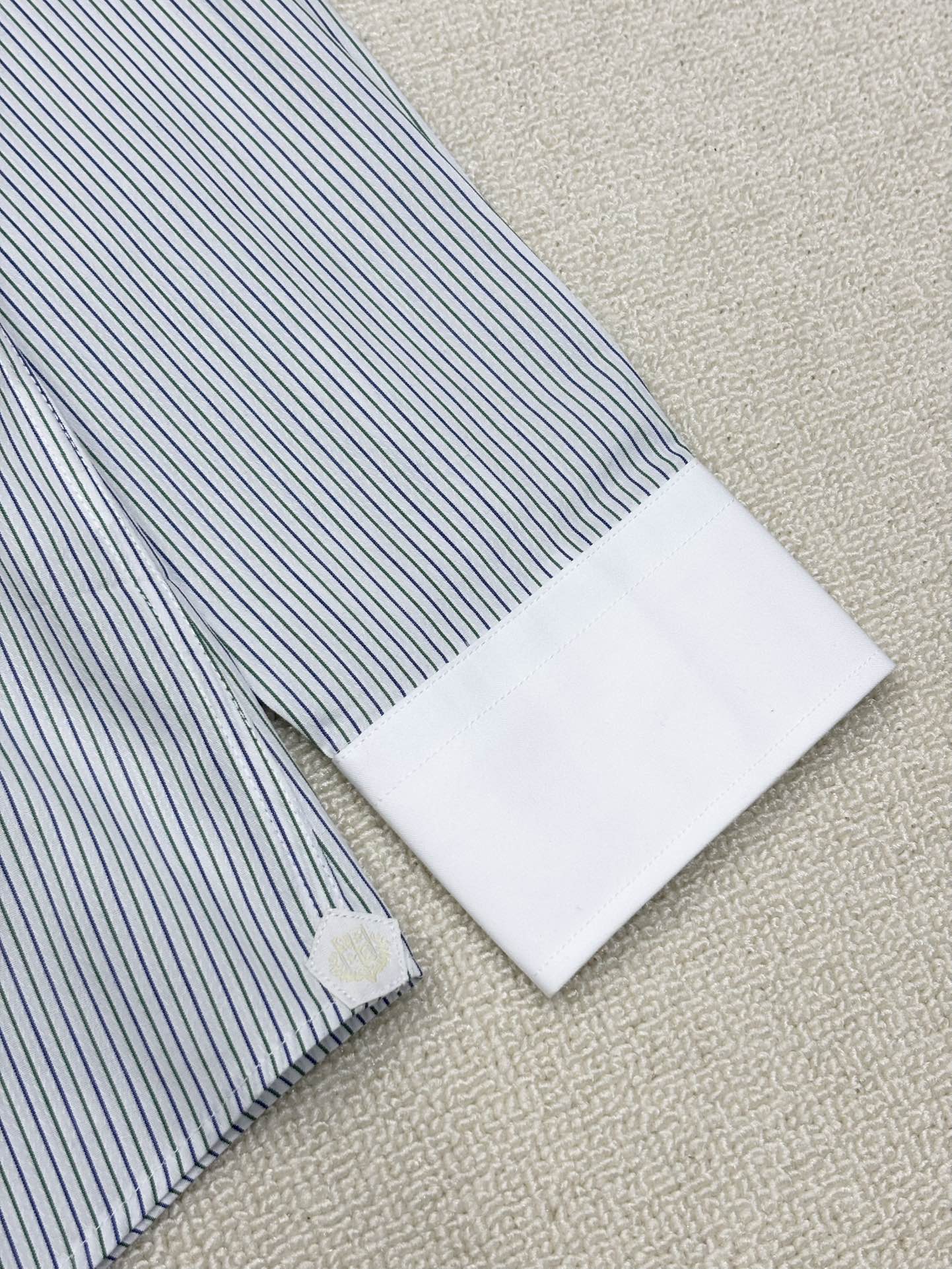 强势上新，新款不断！！！新款衬衫，高级面料高级做工，顶级品质！！！S一XXLS穿125左右m穿140左右