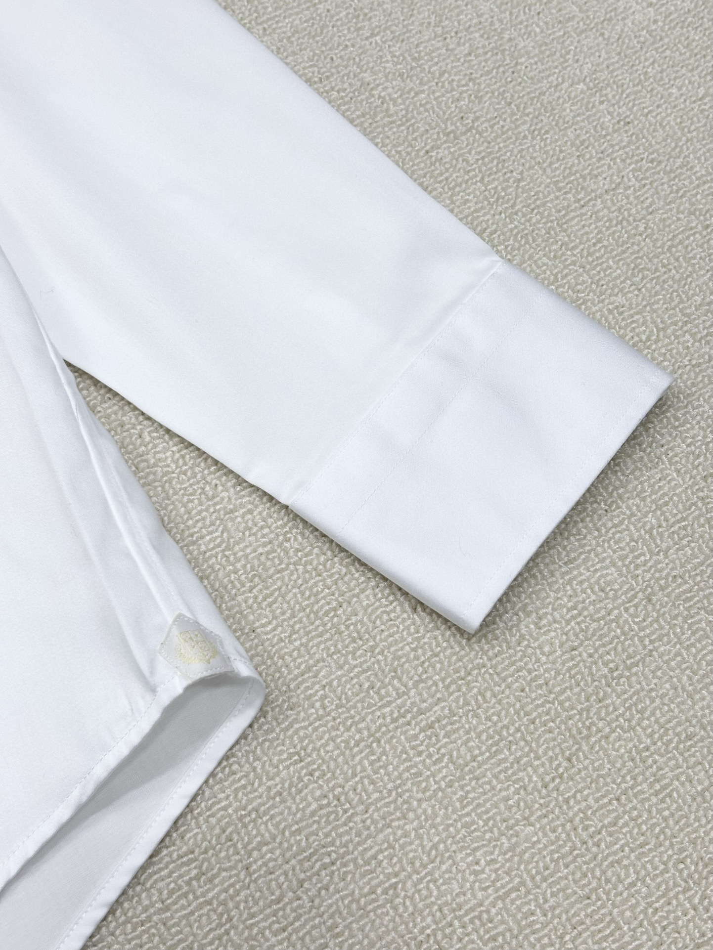 强势上新，新款不断！！！新款衬衫，高级面料高级做工，顶级品质！！！S一XXLS穿125左右m穿140左右