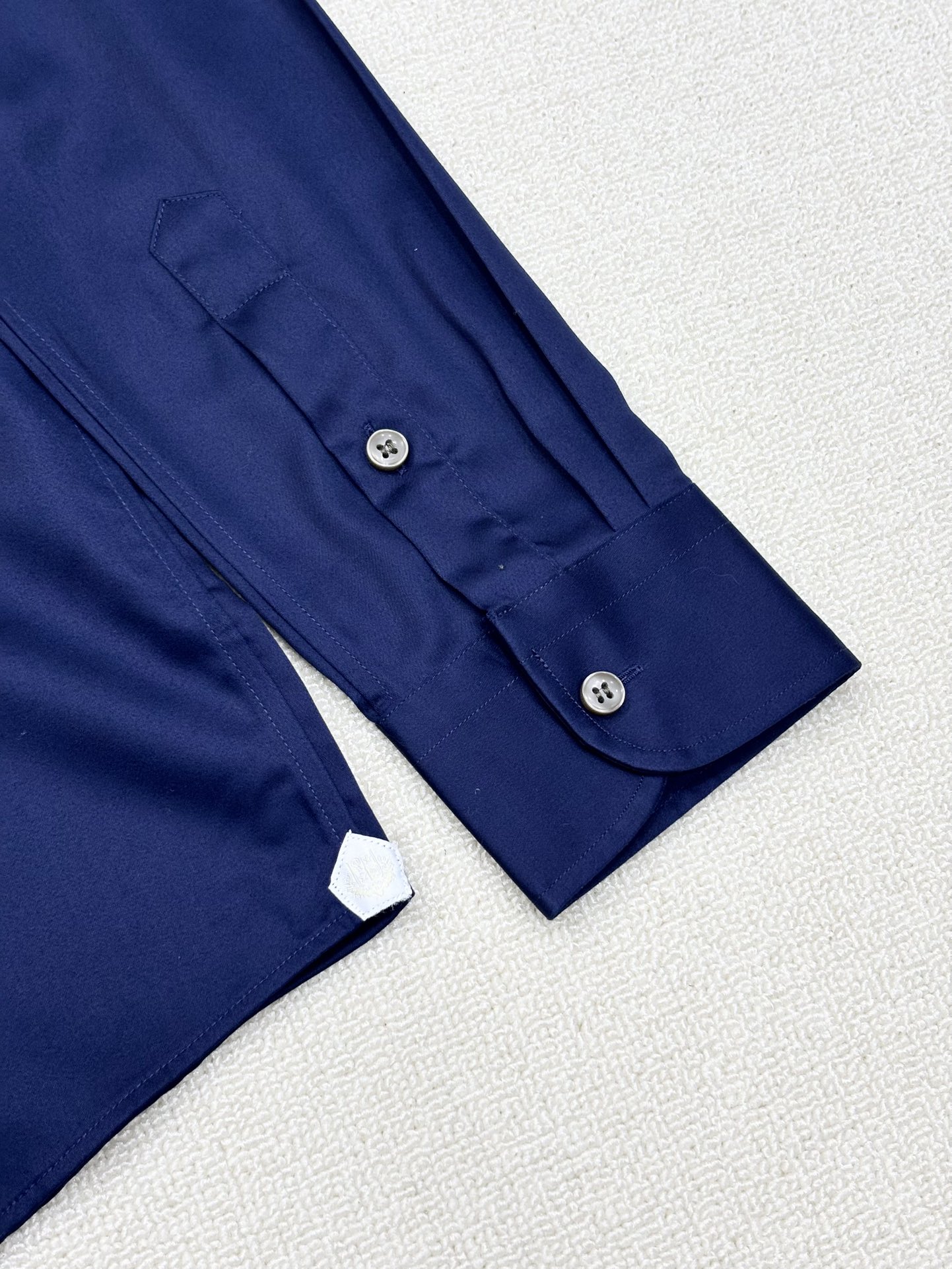 强势上新，新款不断！！！新款衬衫，高级面料高级做工，顶级品质！！！S一XXLS穿125左右m穿140左右