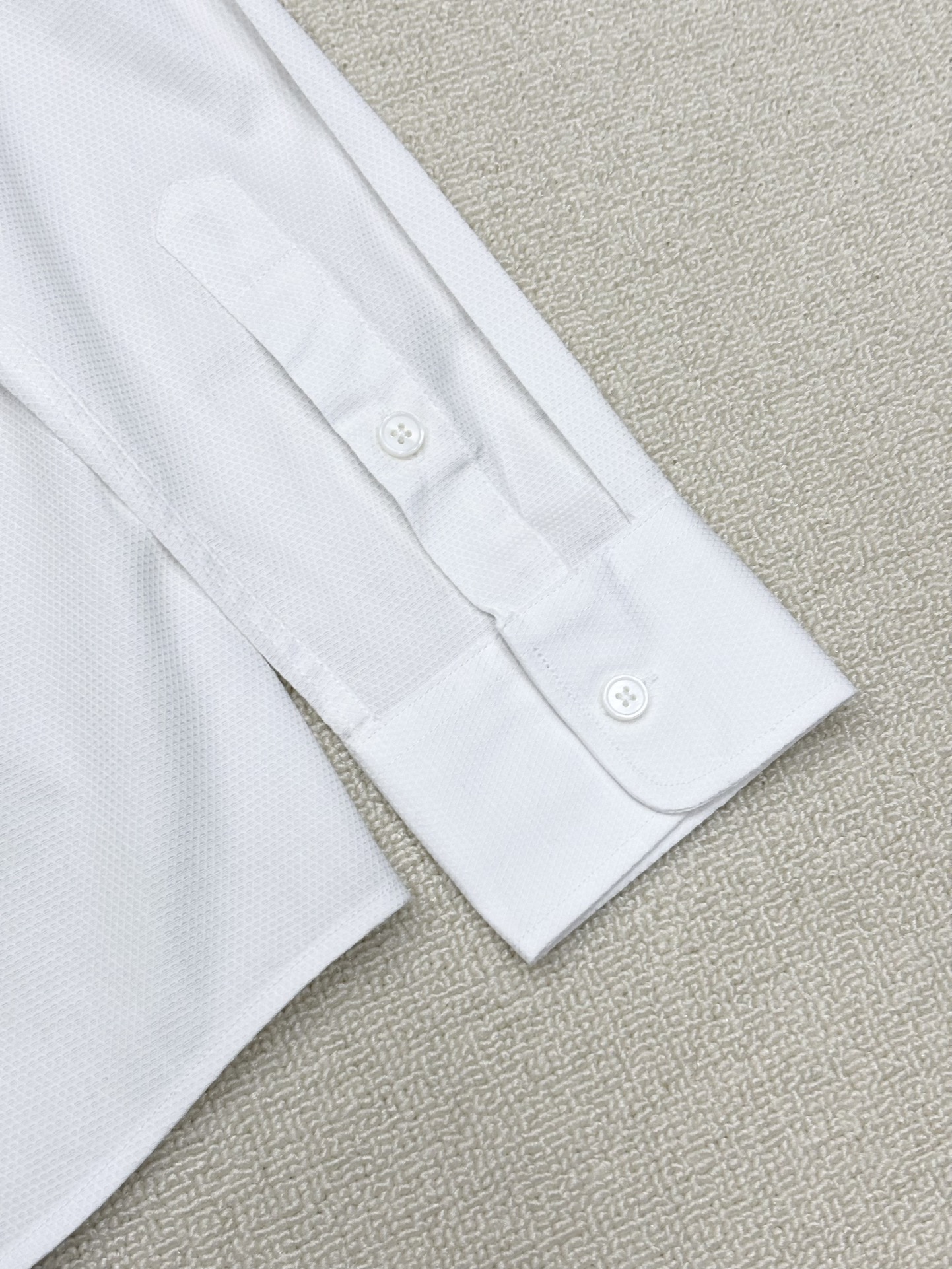 强势上新，新款不断！！！新款衬衫，高级面料高级做工，顶级品质！！！S一XXLS穿125左右m穿140左右