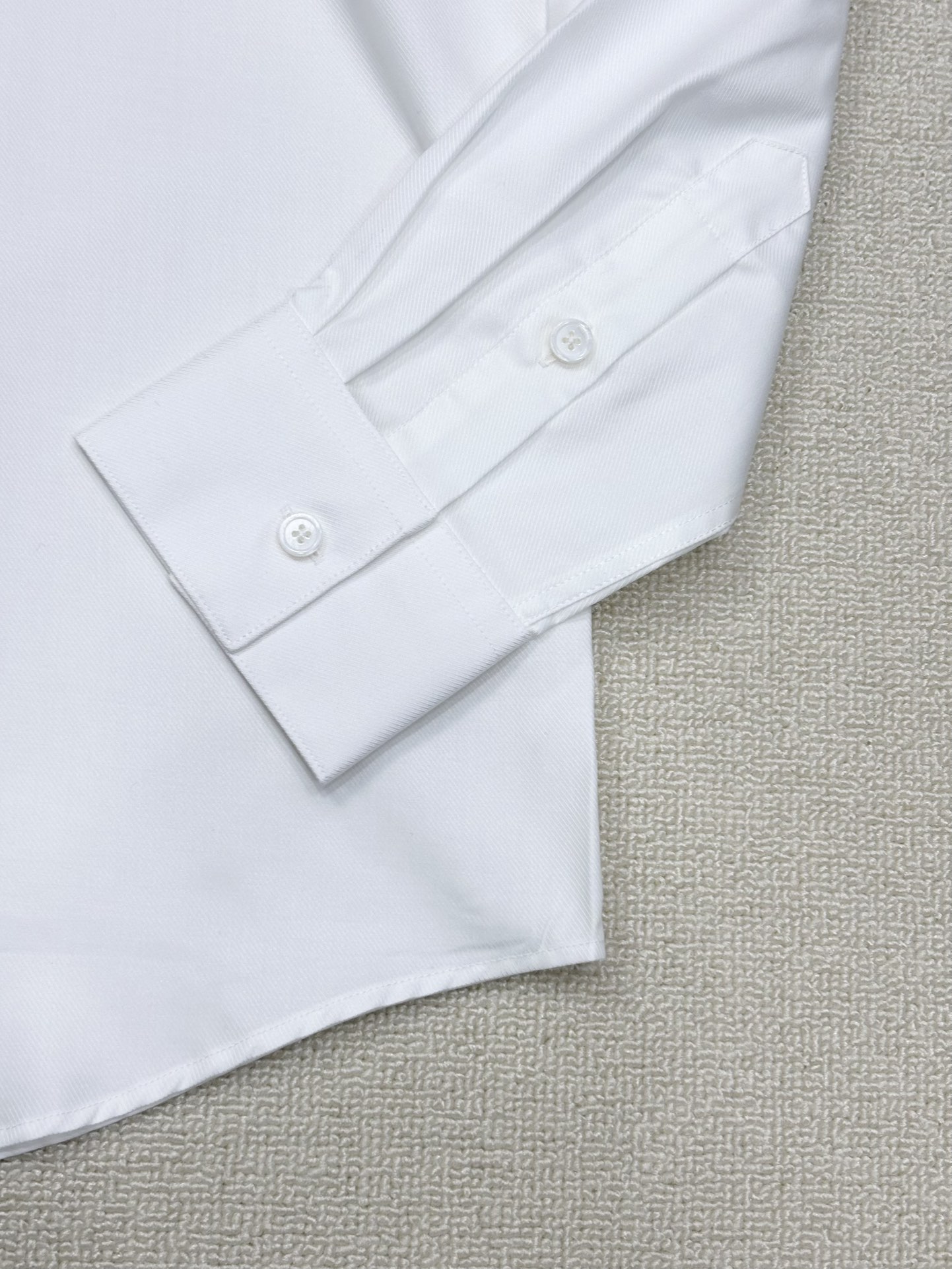 强势上新，新款不断！！！新款衬衫，高级面料高级做工，顶级品质！！！S一XXLS穿125左右m穿140左右