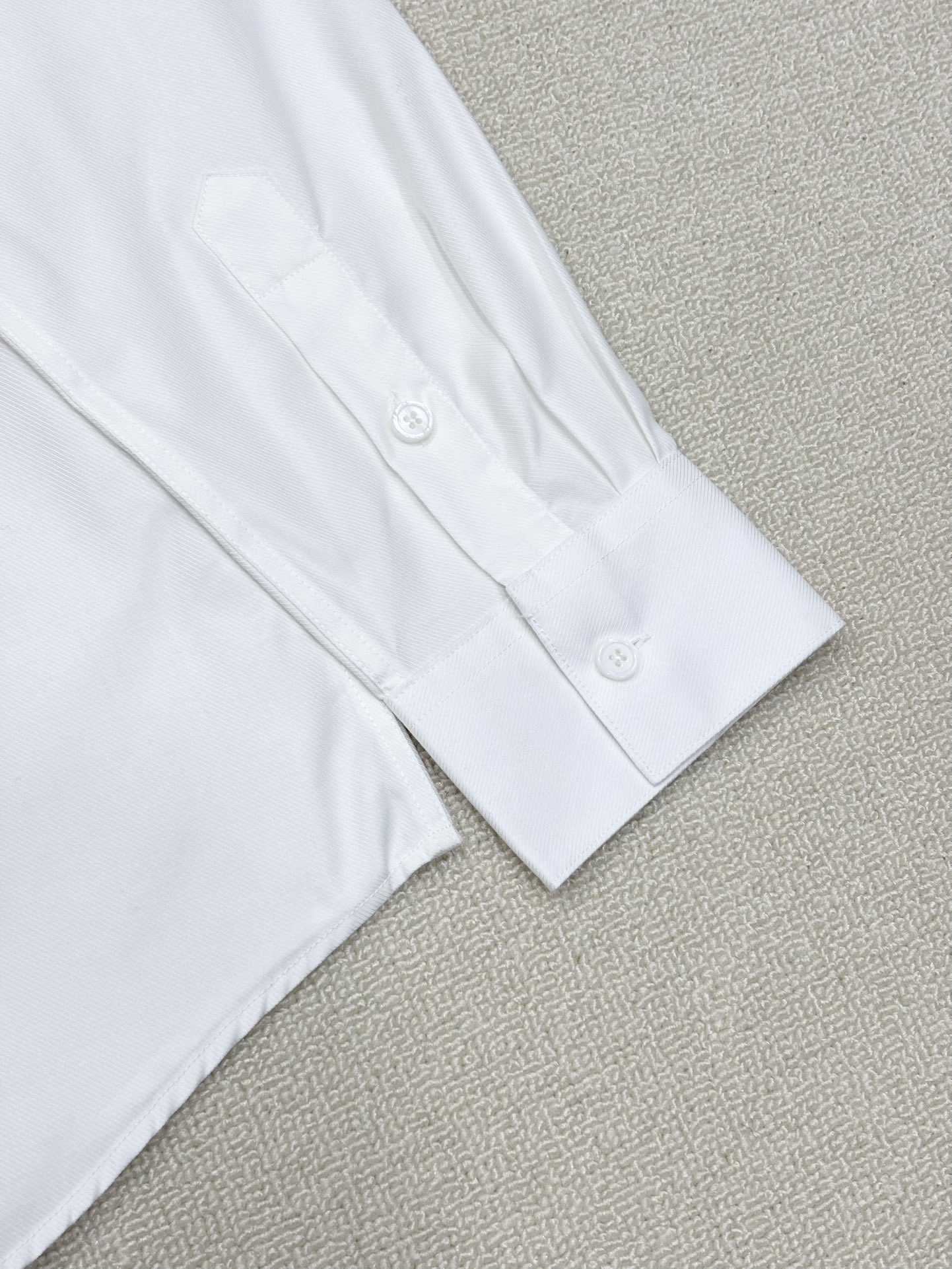 强势上新，新款不断！！！新款衬衫，高级面料高级做工，顶级品质！！！S一XXLS穿125左右m穿140左右