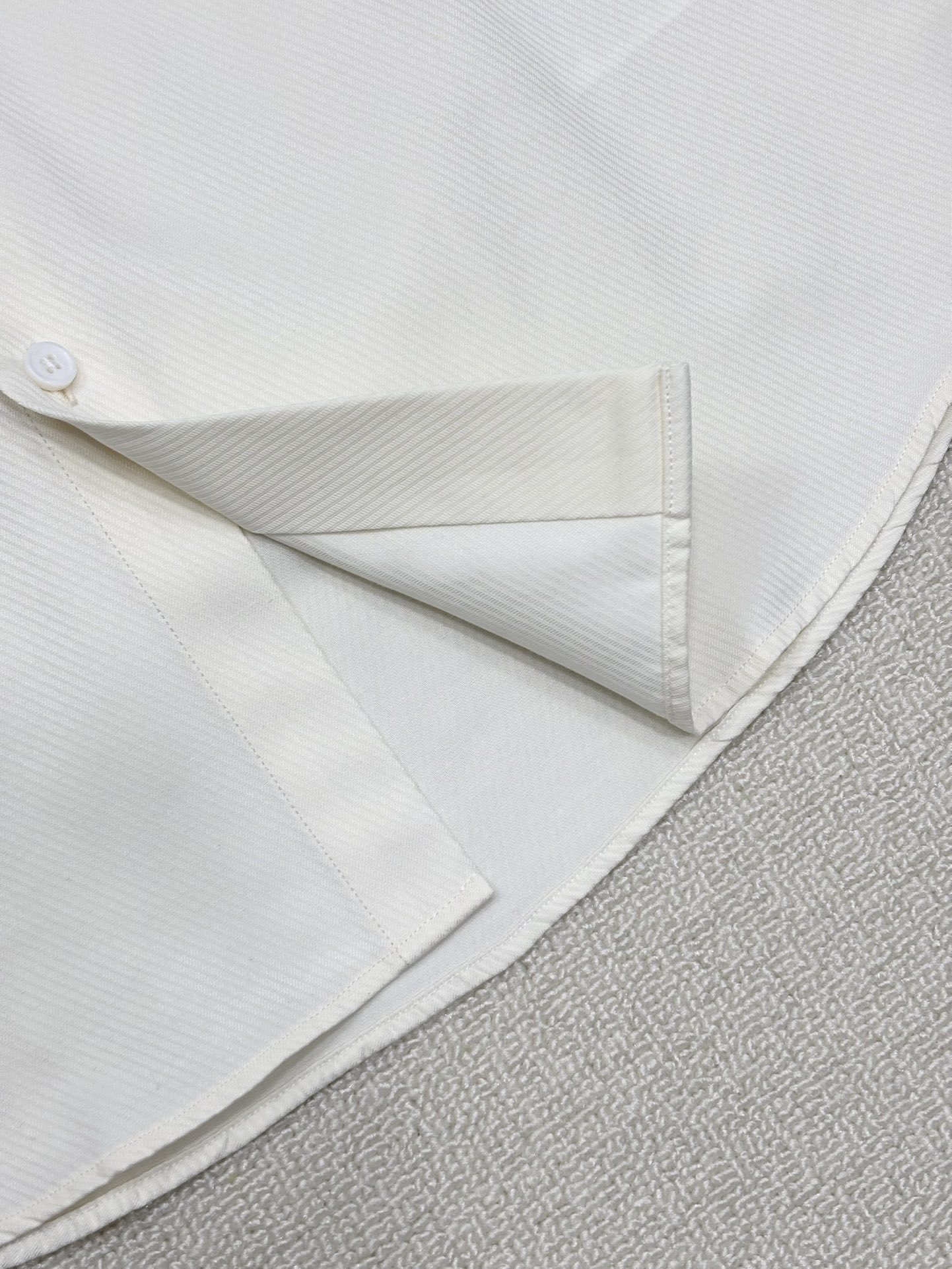 强势上新，新款不断！！！新款衬衫，高级面料高级做工，顶级品质！！！S一XXLS穿125左右m穿140左右