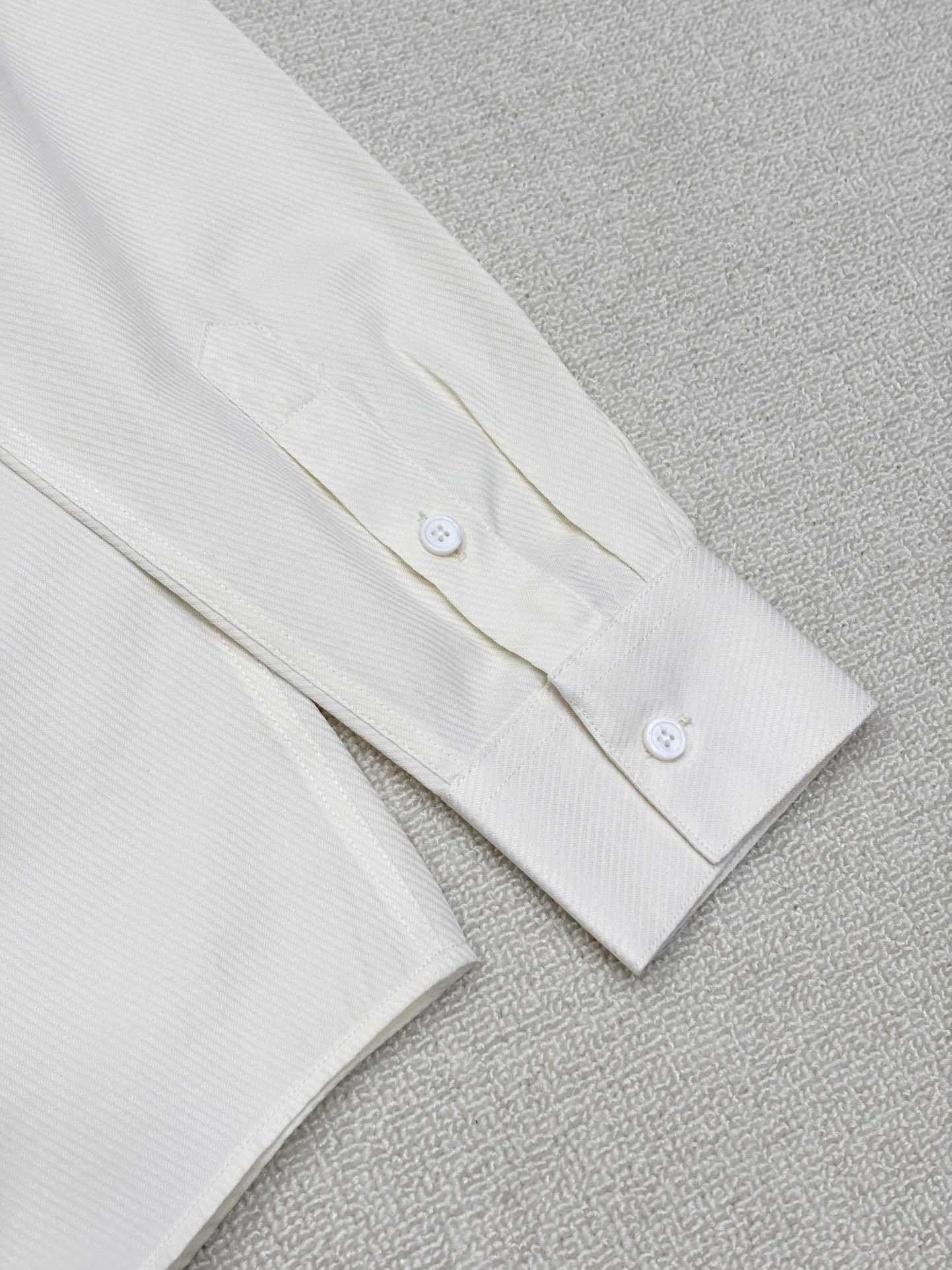 强势上新，新款不断！！！新款衬衫，高级面料高级做工，顶级品质！！！S一XXLS穿125左右m穿140左右