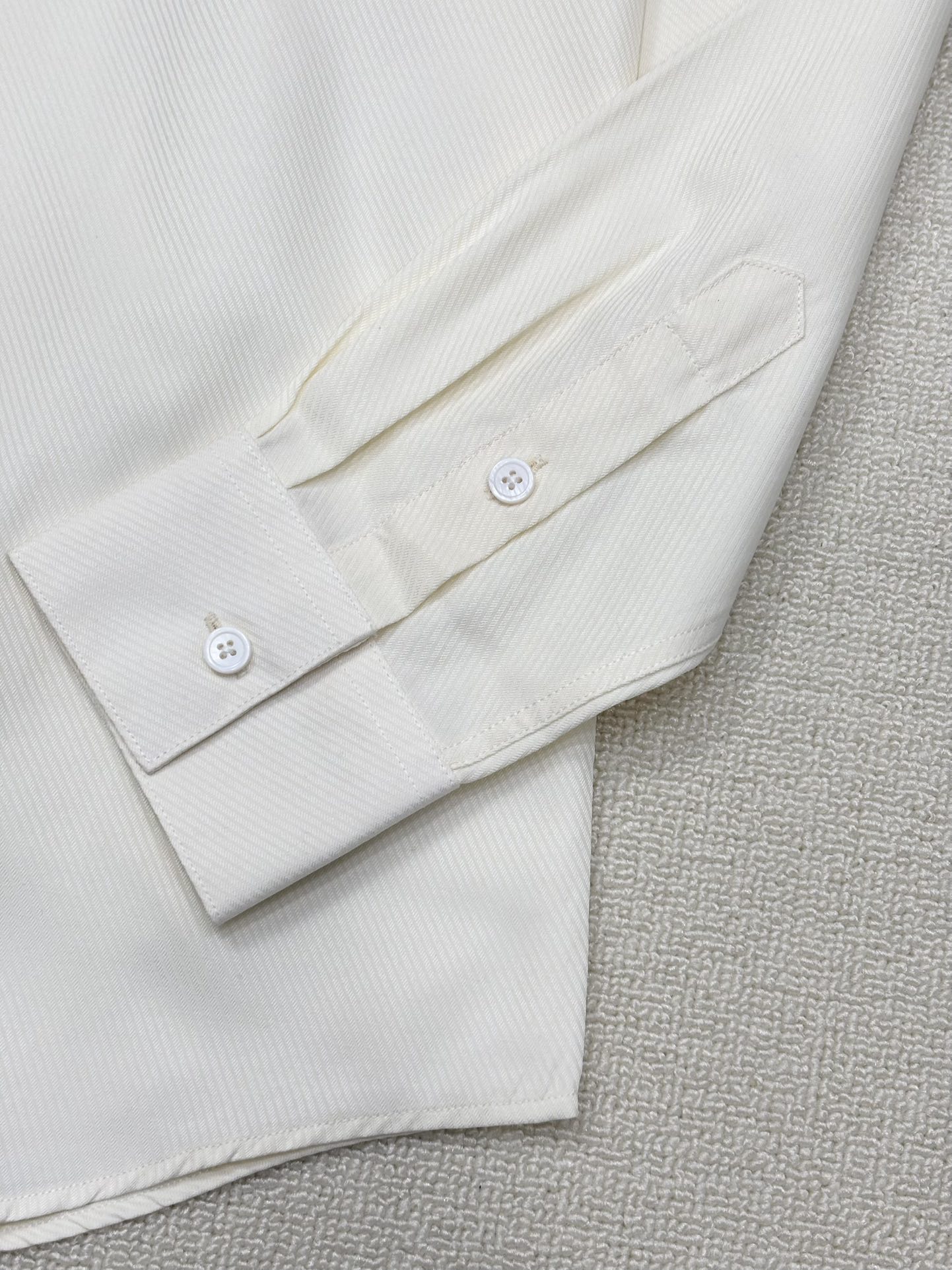 强势上新，新款不断！！！新款衬衫，高级面料高级做工，顶级品质！！！S一XXLS穿125左右m穿140左右