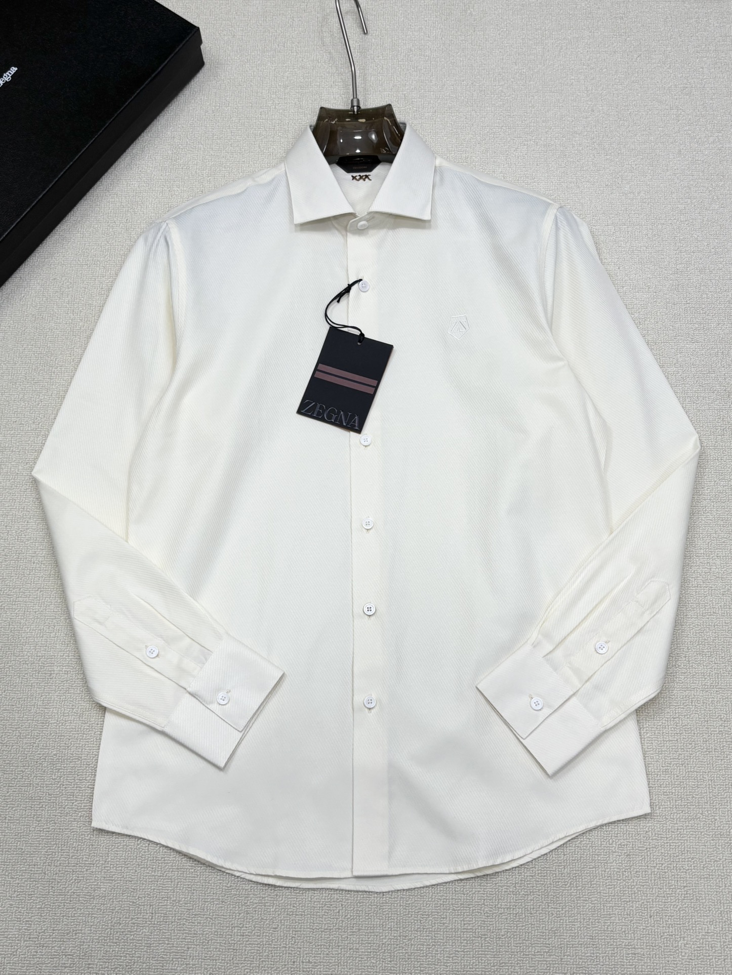 强势上新，新款不断！！！新款衬衫，高级面料高级做工，顶级品质！！！S一XXLS穿125左右m穿140左右