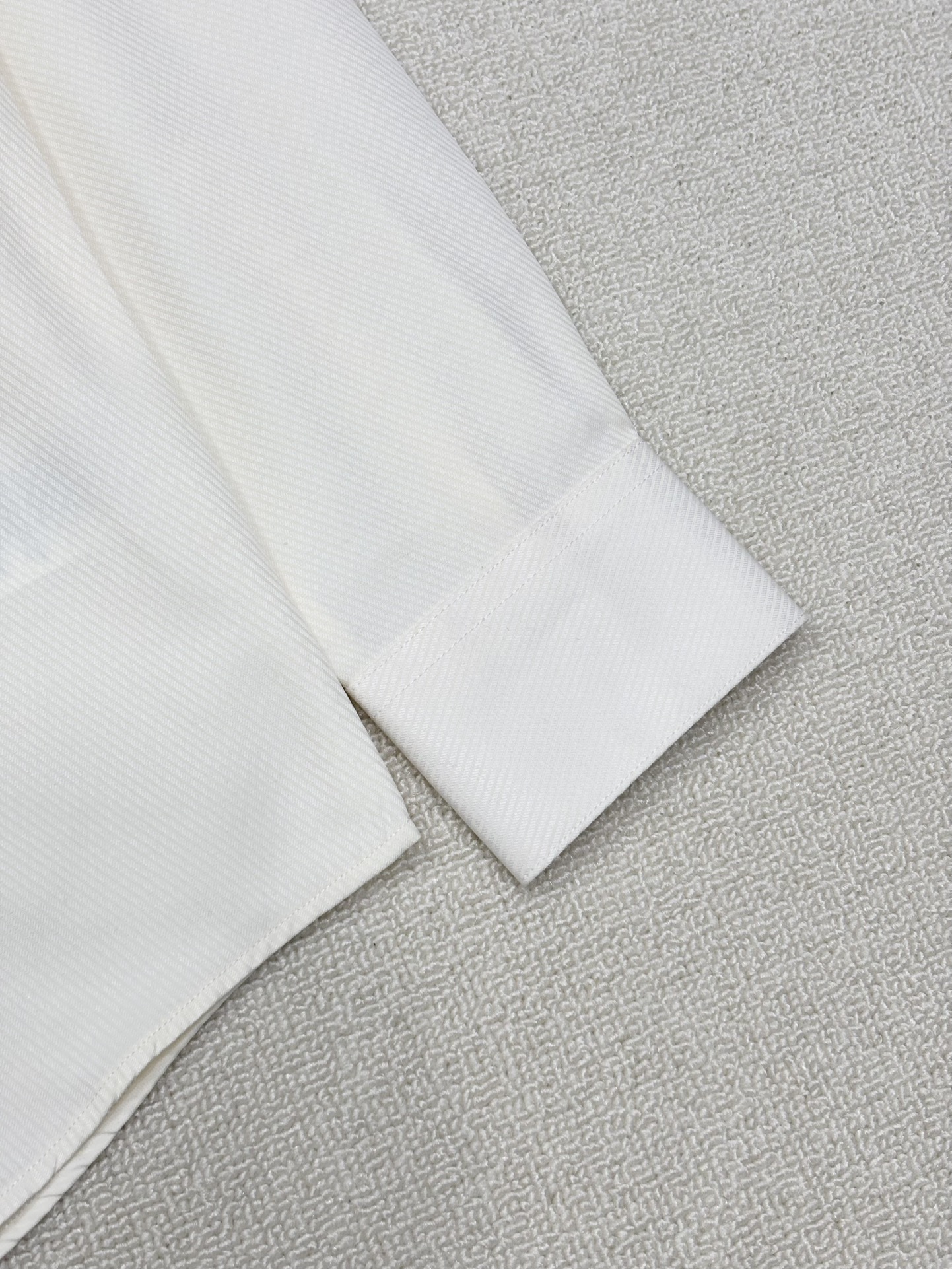 强势上新，新款不断！！！新款衬衫，高级面料高级做工，顶级品质！！！S一XXLS穿125左右m穿140左右