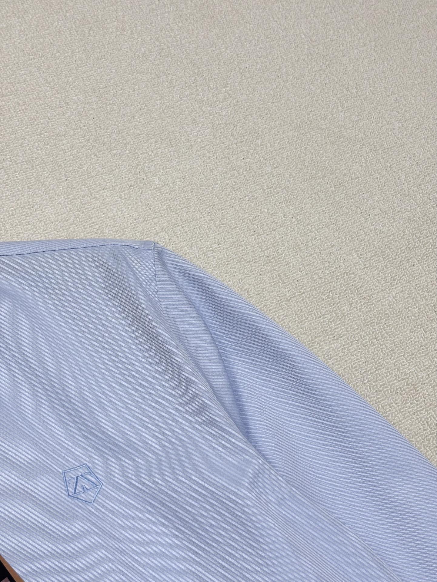 强势上新，新款不断！！！新款衬衫，高级面料高级做工，顶级品质！！！S一XXLS穿125左右m穿140左右