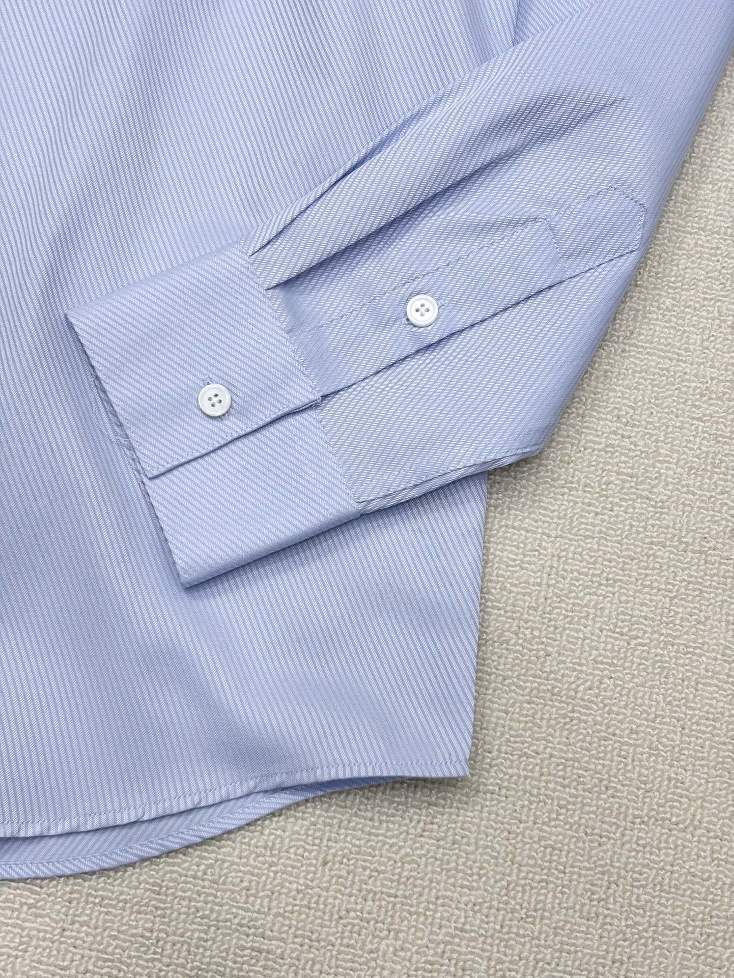 强势上新，新款不断！！！新款衬衫，高级面料高级做工，顶级品质！！！S一XXLS穿125左右m穿140左右