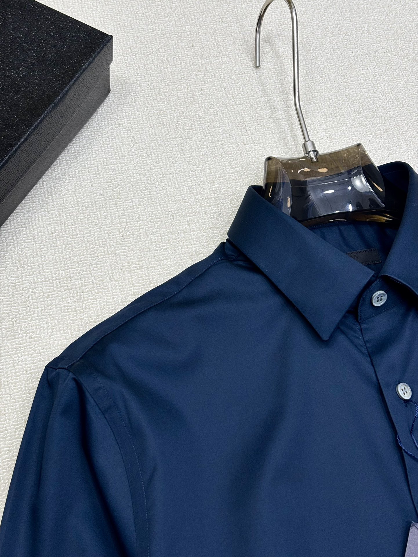 强势上新，新款不断！！！新款衬衫，高级面料高级做工，顶级品质！！！S一XXLS穿125左右m穿140左右