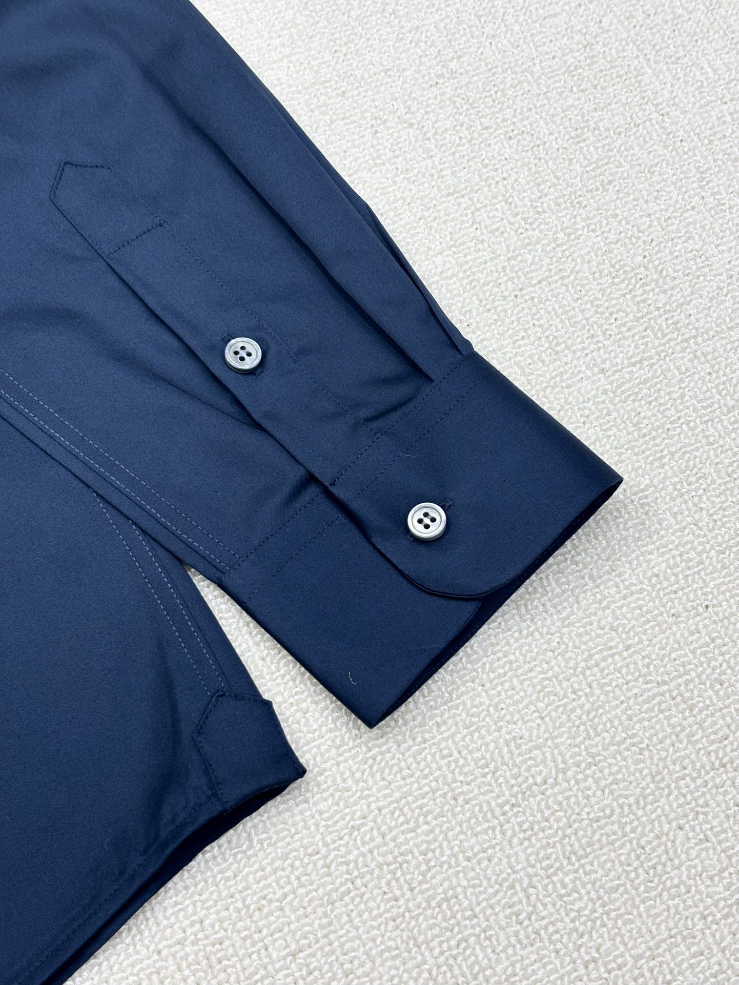 强势上新，新款不断！！！新款衬衫，高级面料高级做工，顶级品质！！！S一XXLS穿125左右m穿140左右