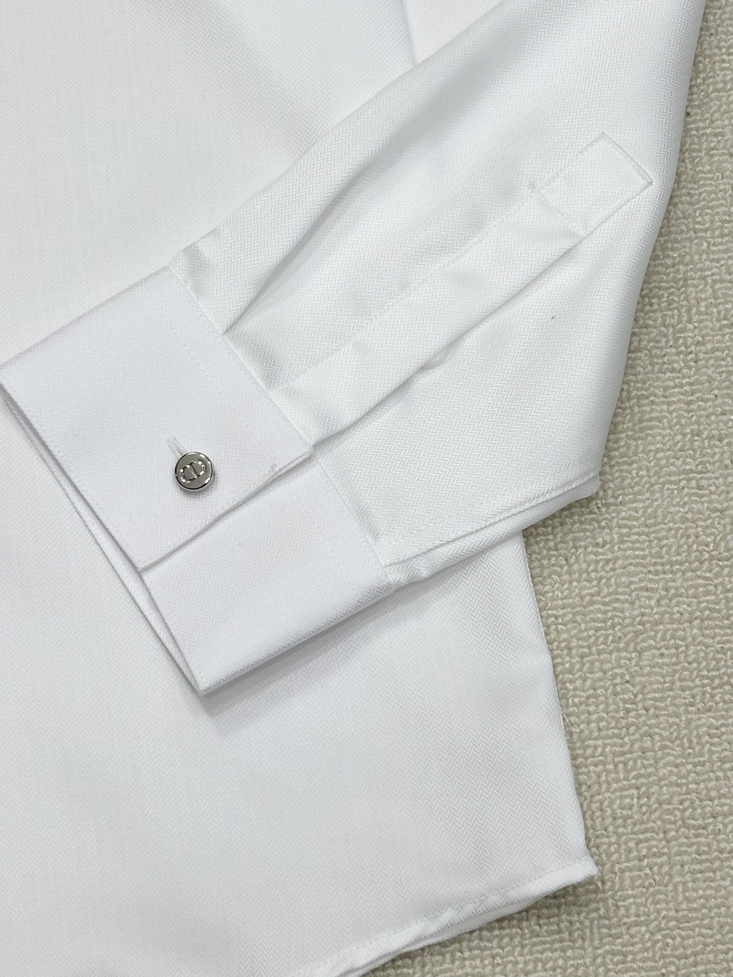 强势上新，新款不断！！！新款衬衫，高级面料高级做工，顶级品质！！！S一XXLS穿125左右m穿140左右