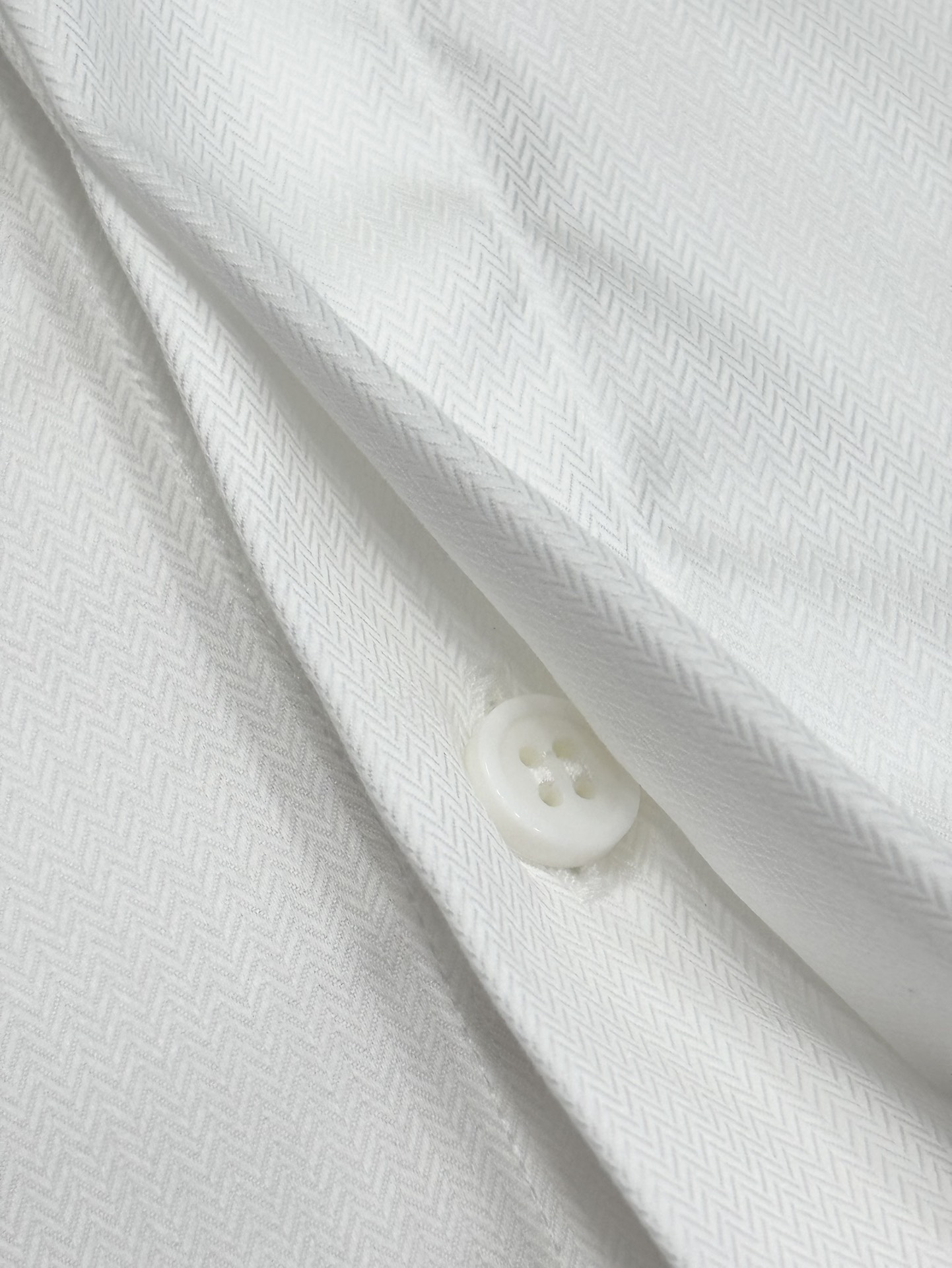 强势上新，新款不断！！！新款衬衫，高级面料高级做工，顶级品质！！！S一XXLS穿125左右m穿140左右