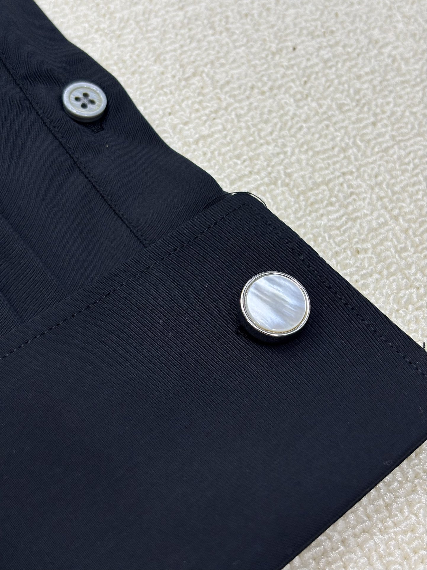 强势上新，新款不断！！！新款衬衫，高级面料高级做工，顶级品质！！！S一XXLS穿125左右m穿140左右