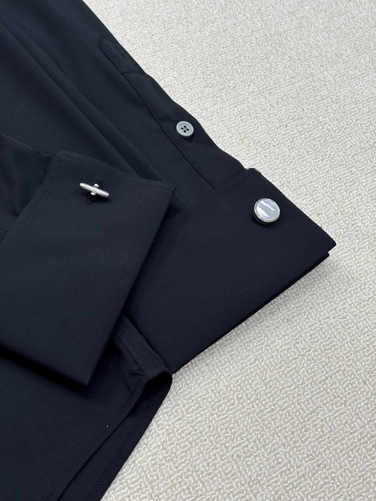 强势上新，新款不断！！！新款衬衫，高级面料高级做工，顶级品质！！！S一XXLS穿125左右m穿140左右