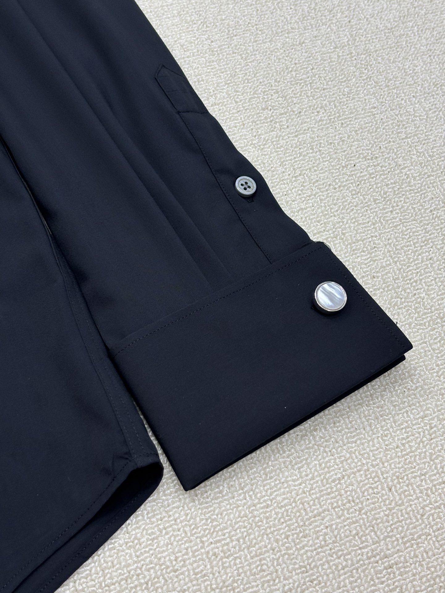 强势上新，新款不断！！！新款衬衫，高级面料高级做工，顶级品质！！！S一XXLS穿125左右m穿140左右