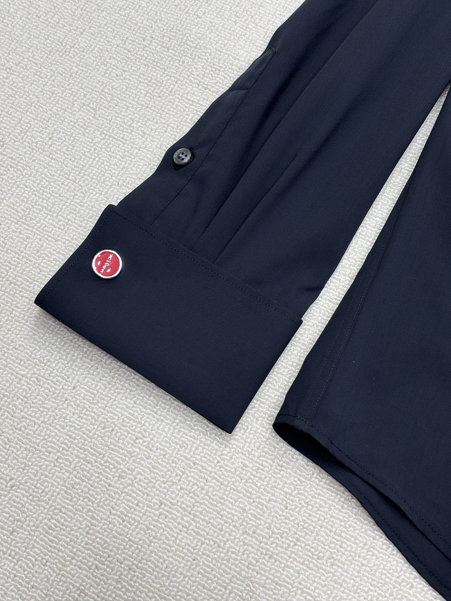 强势上新，新款不断！！！新款衬衫，高级面料高级做工，顶级品质！！！S一XXLS穿125左右m穿140左右