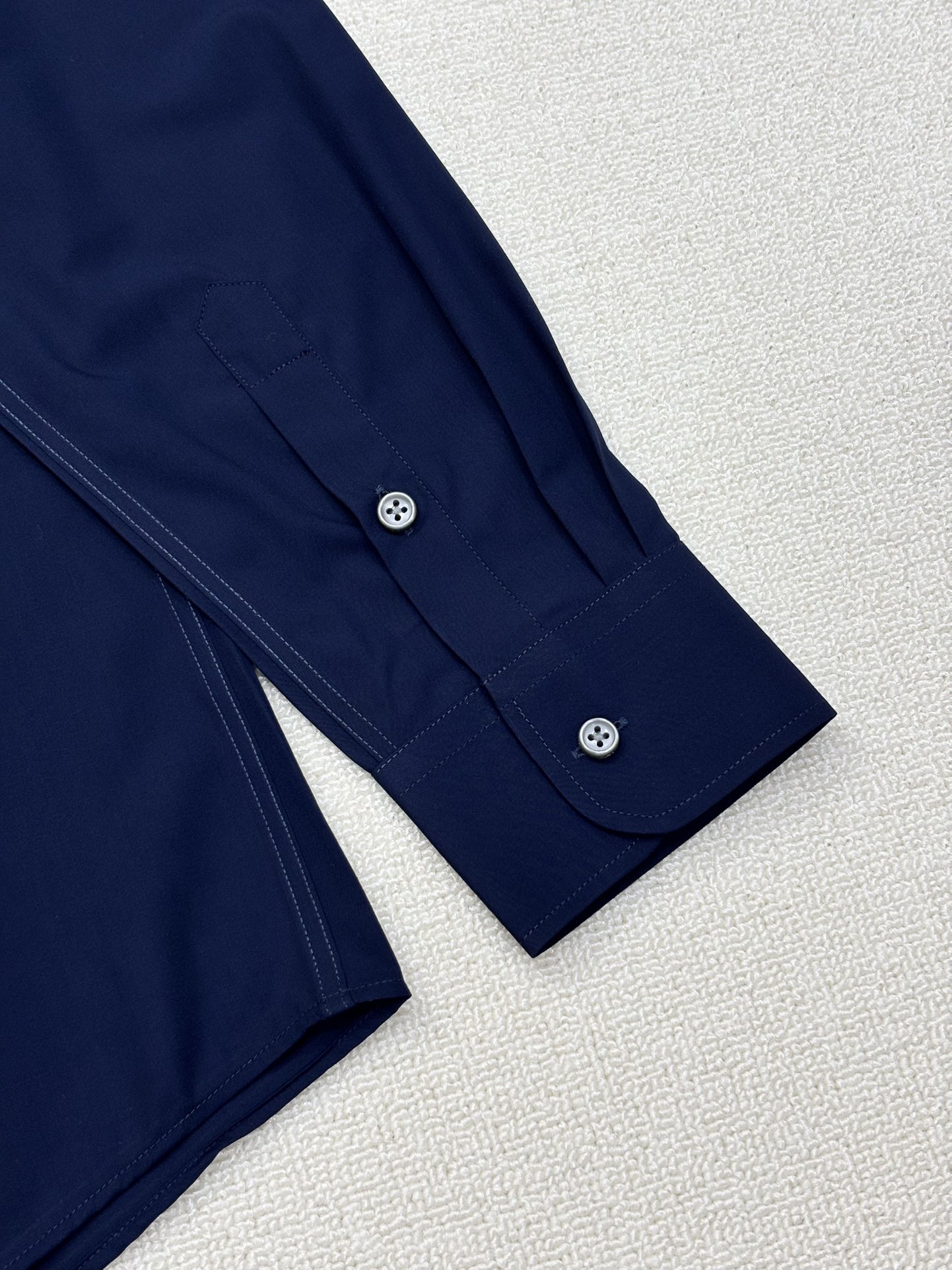 强势上新，新款不断！！！新款衬衫，高级面料高级做工，顶级品质！！！S一XXLS穿125左右m穿140左右