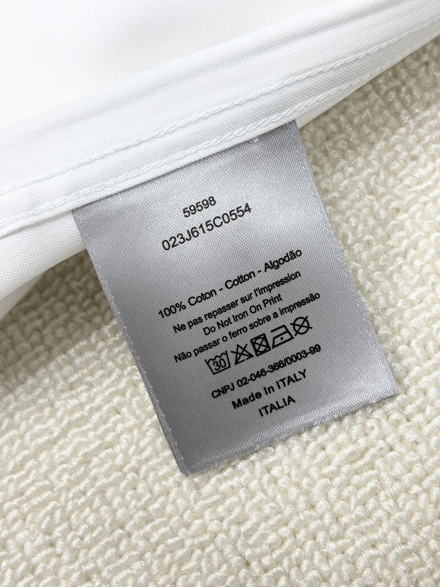 强势上新，新款不断！！！新款衬衫，高级面料高级做工，顶级品质！！！S一XXLS穿125左右m穿140左右