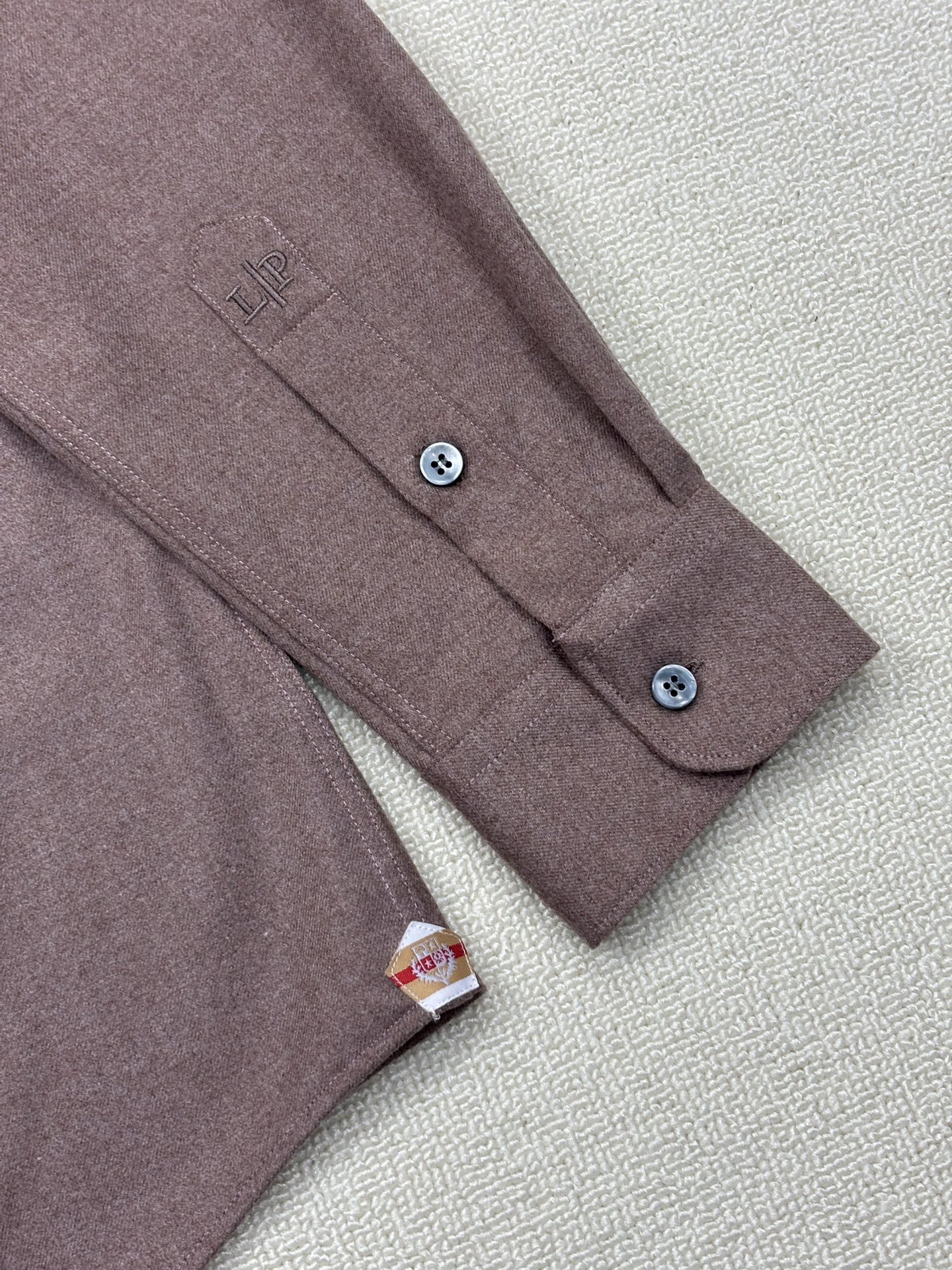 强势上新，新款不断！！！新款衬衫，高级面料高级做工，顶级品质！！！S一XXLS穿125左右m穿140左右