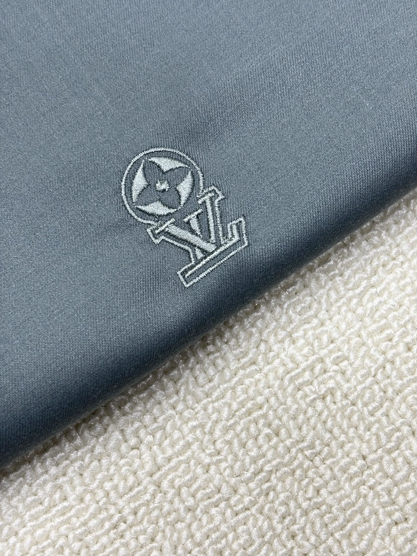 强势上新，新款不断！！！新款衬衫，高级面料高级做工，顶级品质！！！S一XXLS穿125左右m穿140左右