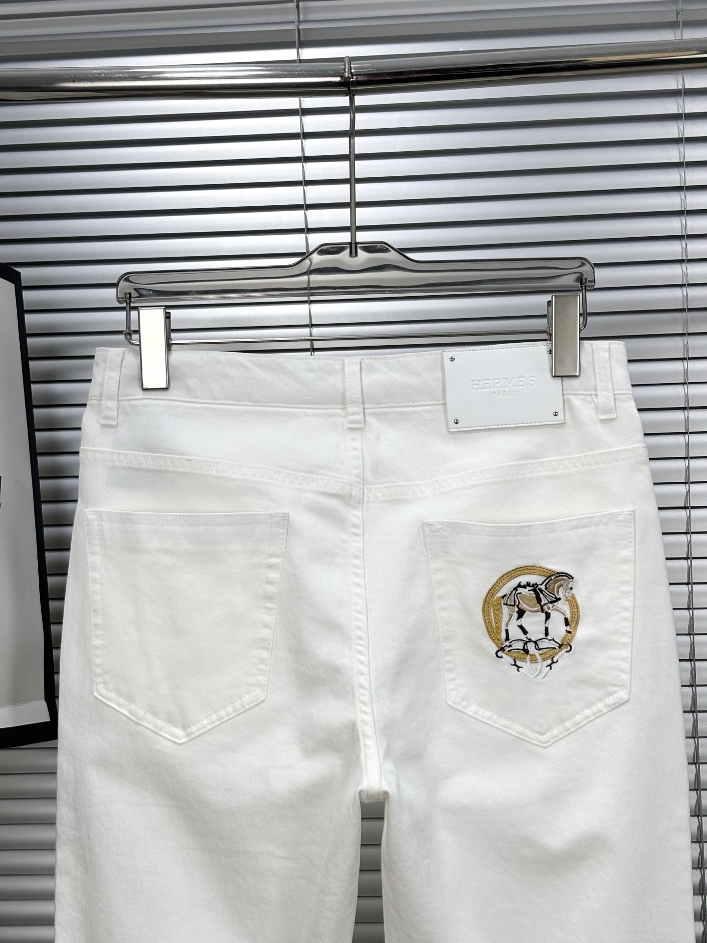 专柜🆕2026春夏设计推荐 热卖牛仔裤🆕柔软亲肤面料 奢华头层牛皮腰牌 经典蓝洗水 专柜限量款 奢华感订