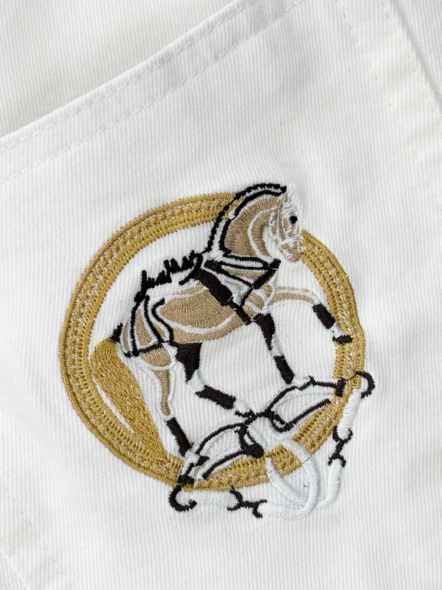 专柜🆕2026春夏设计推荐 热卖牛仔裤🆕柔软亲肤面料 奢华头层牛皮腰牌 经典蓝洗水 专柜限量款 奢华感订