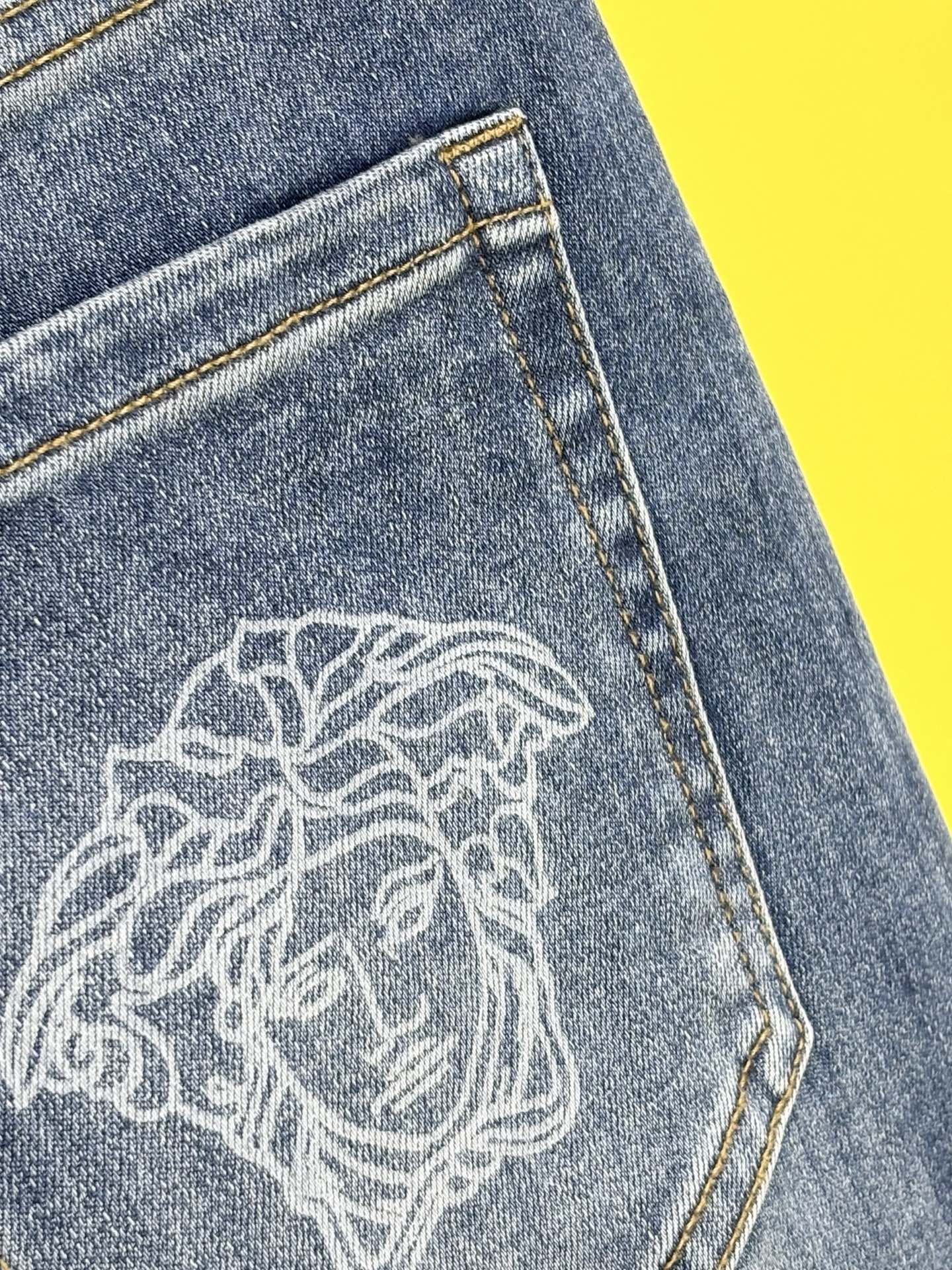专柜🆕2026春夏设计推荐 热卖牛仔裤🆕柔软亲肤面料 奢华头层牛皮腰牌 经典蓝洗水 专柜限量款 奢华感订