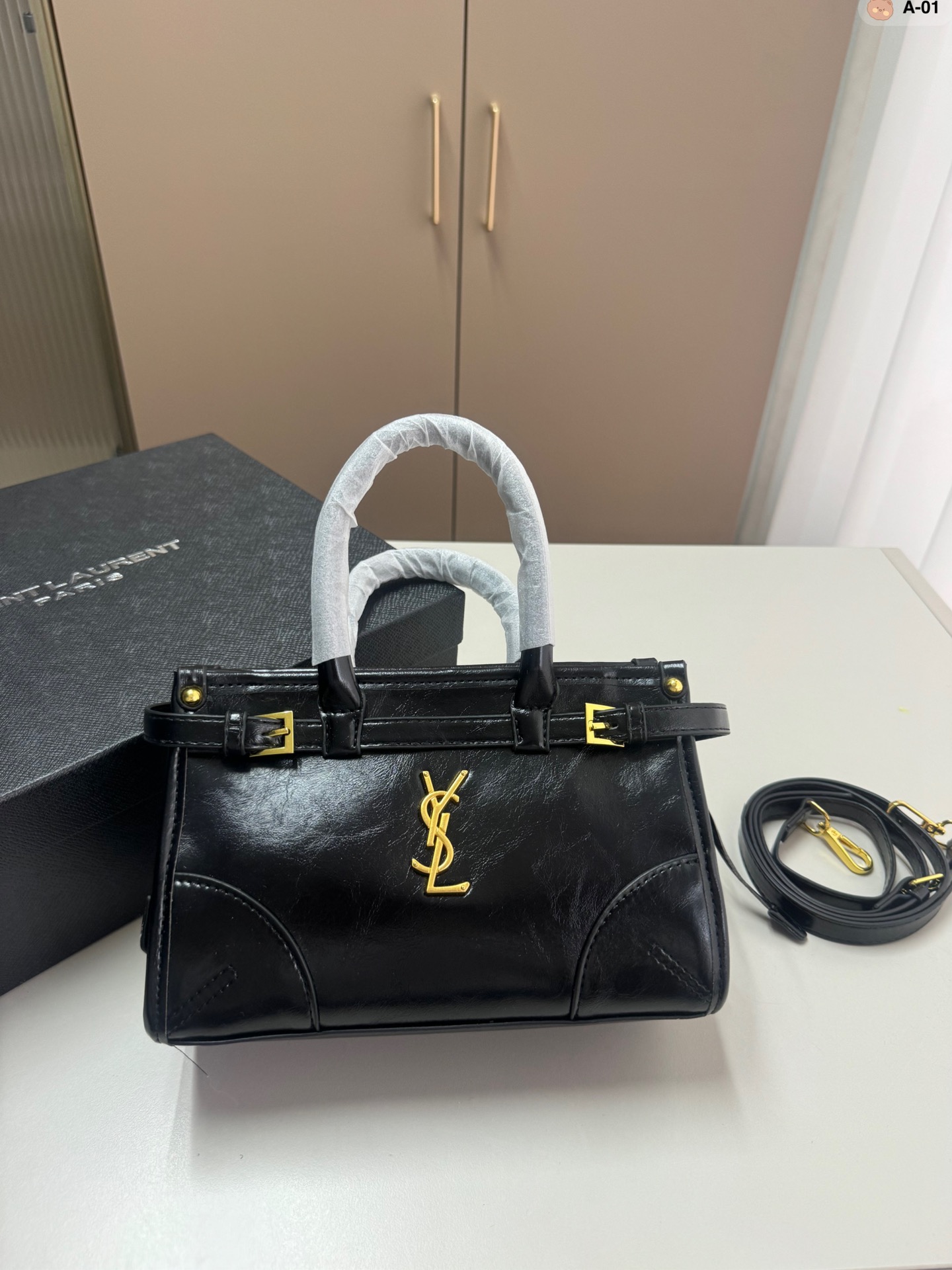 AAAA Customize
 Yves Saint Laurent Crossbody & Shoulder Bags Underarm