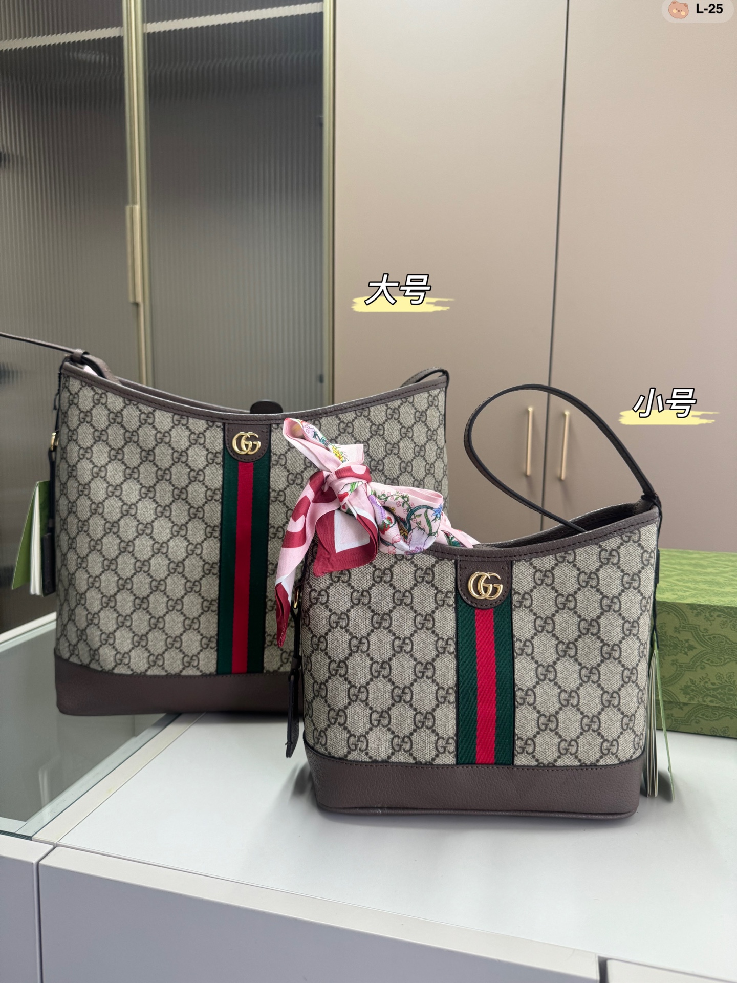 At Cheap Price
 Gucci Tote Bags