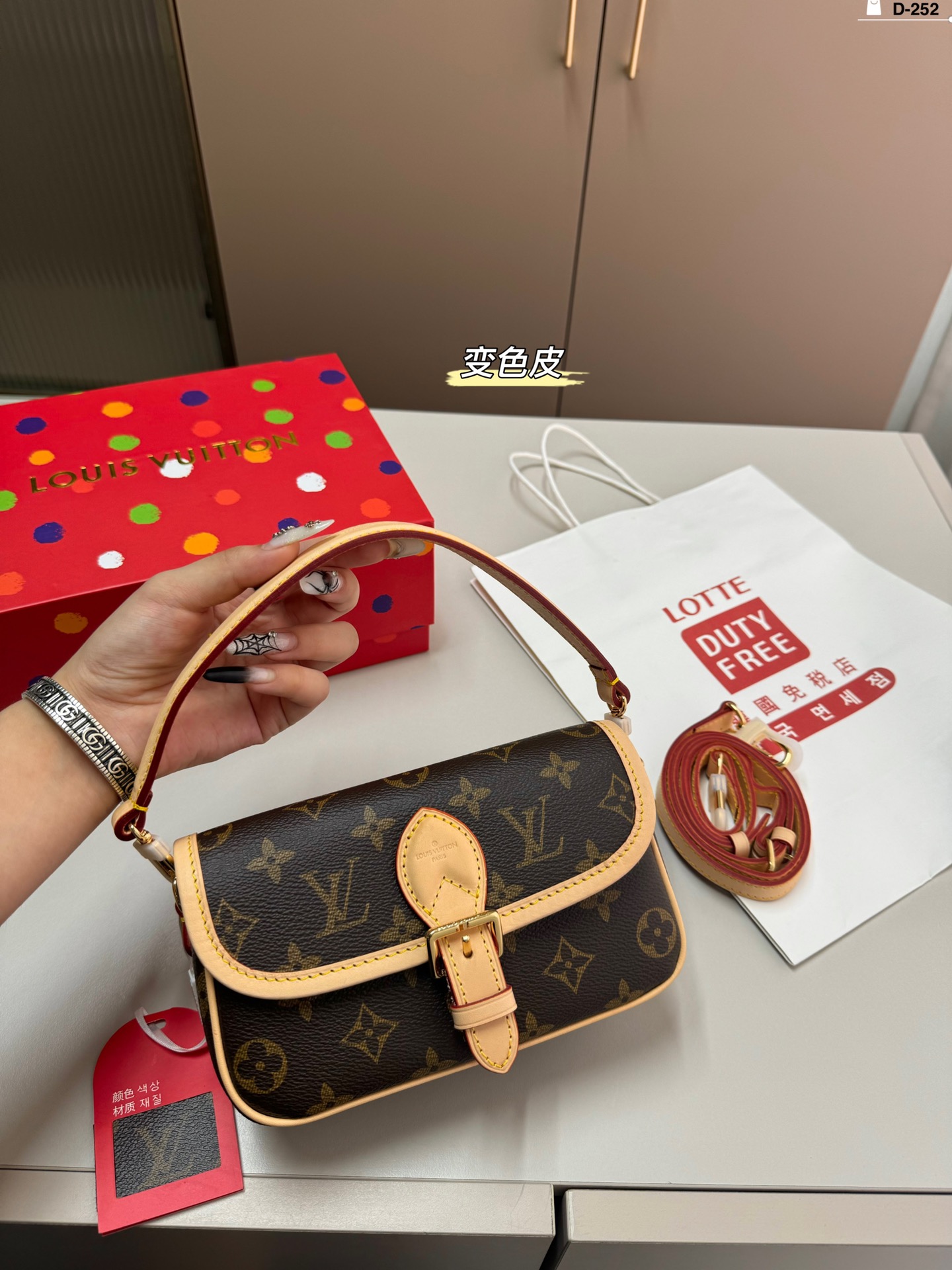 Louis Vuitton LV Diane Taschen Umhängetaschen  & Schultertaschen Baguette