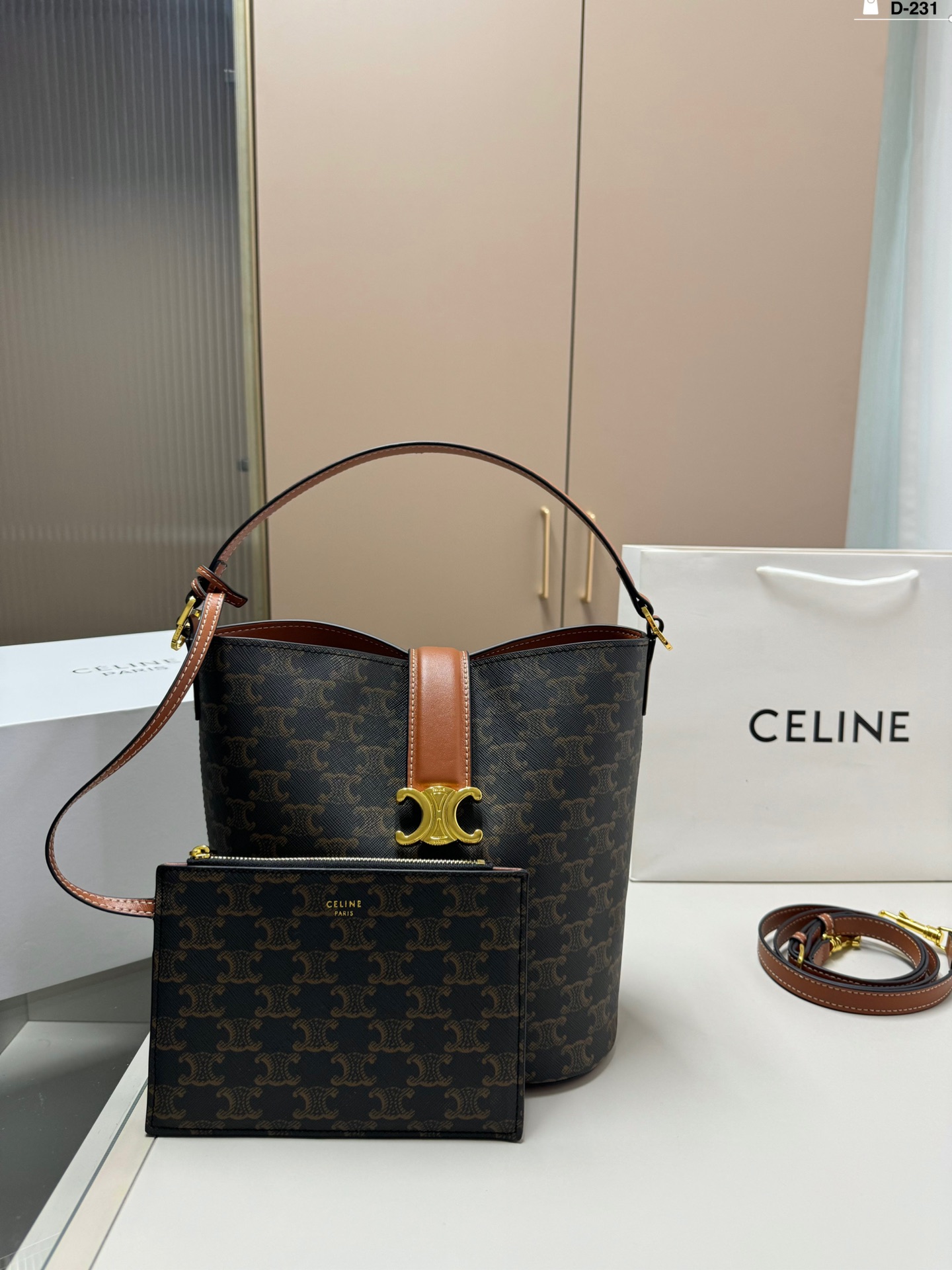 Was ist am besten
 Celine Taschen Eimertaschen Gold Triomphe