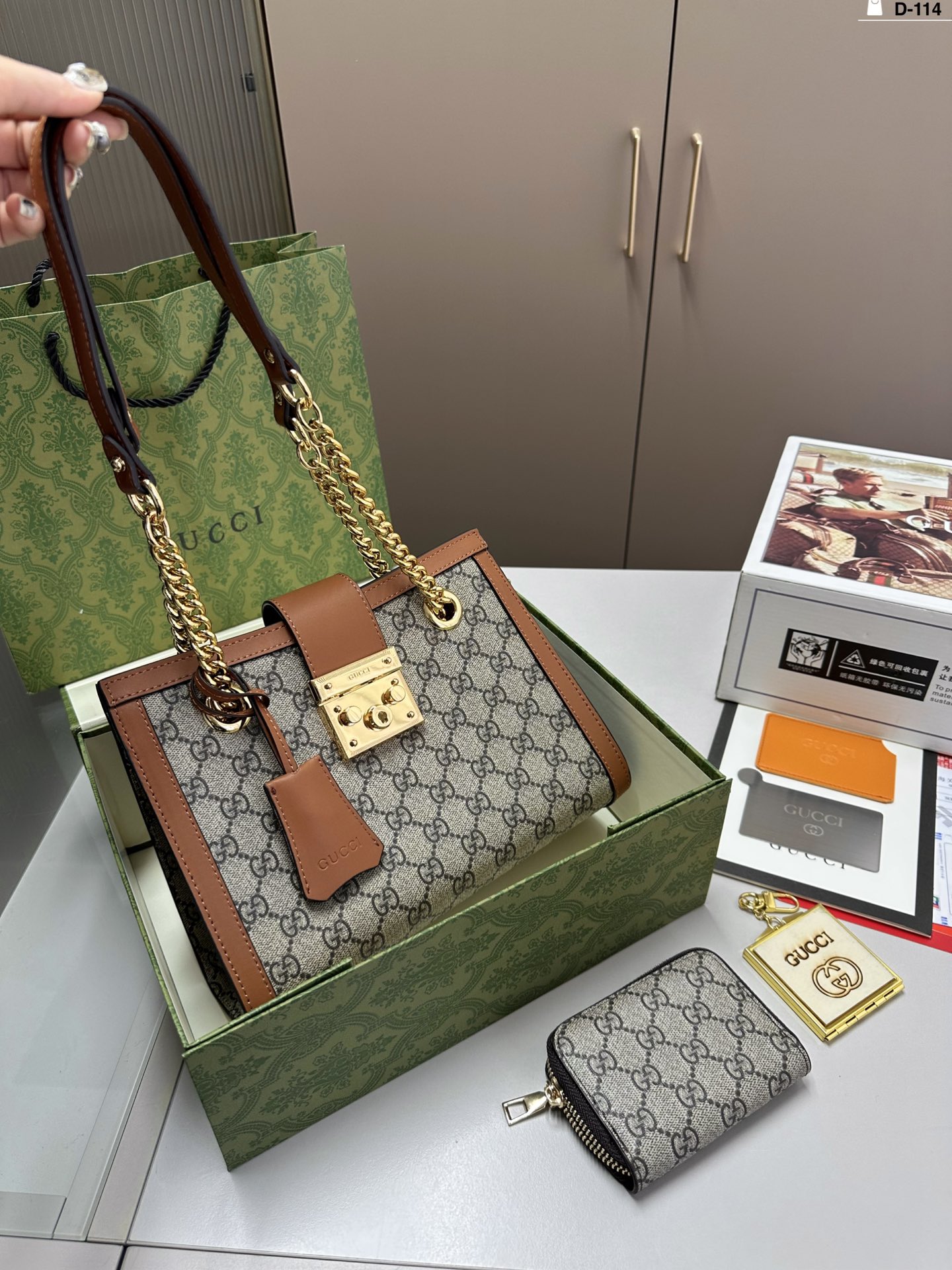 💰450(配卡包+小镜子)
酷奇小方锁 GUCCI Padlock 24k金 链条包
Gucci Padlock古驰新款链条单肩包,现货秒发!D-114尺寸25.10.18折叠盒飞机盒