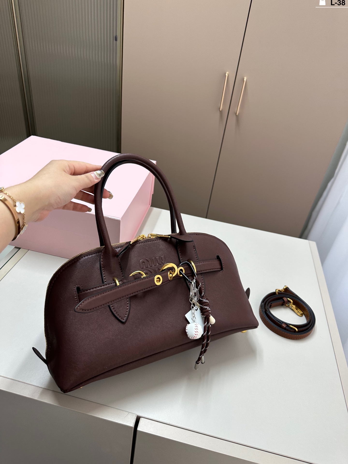 💰455 miumiu缪缪贝壳包 看着很轻松又舒适一点也不会给人压力 拎在手上可以切确感受到高级质感 L-38尺寸33×18折叠盒