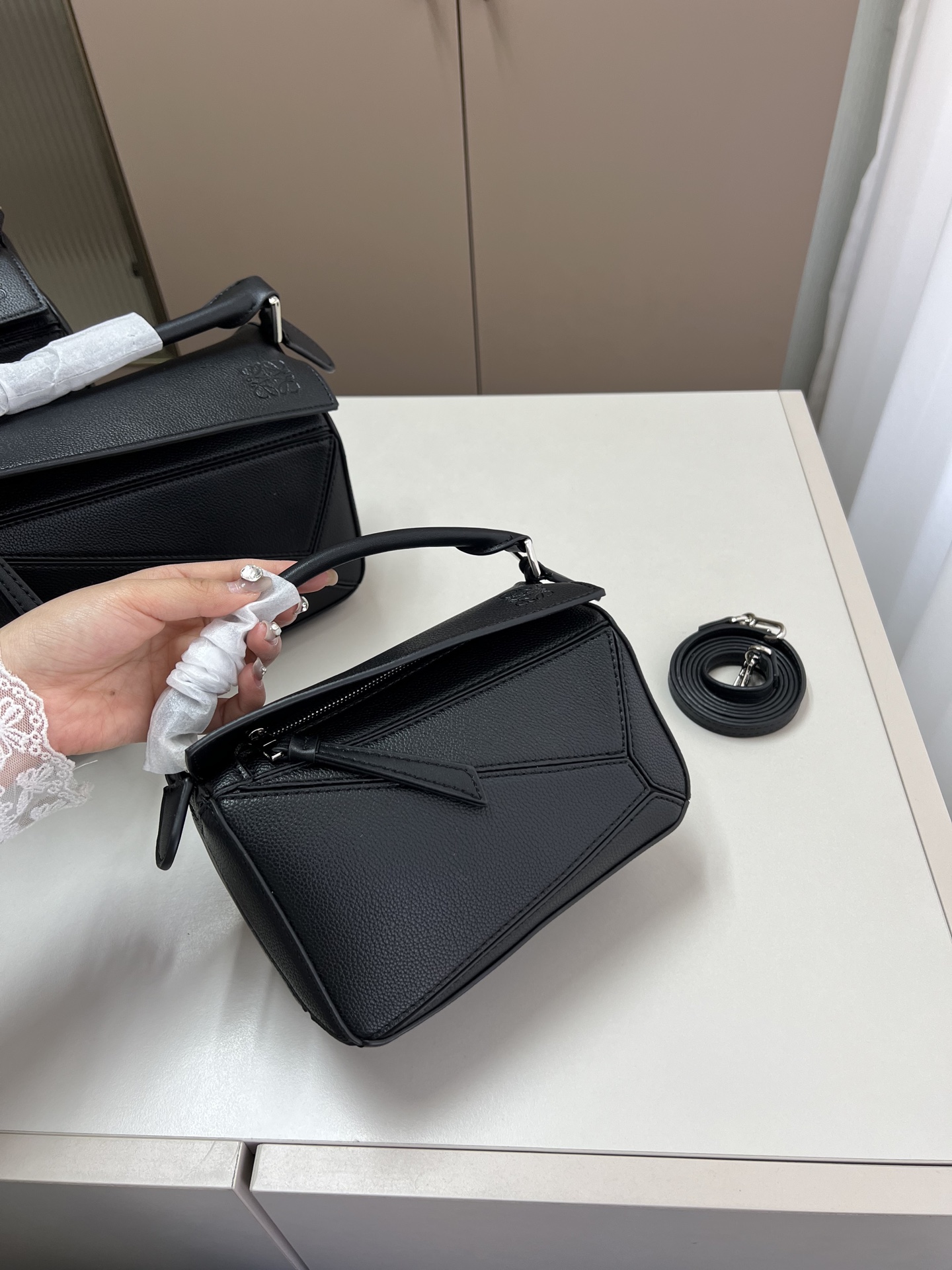 小💰p200 罗意威loewe几何包 简约大气风格 更加轻盈 可轻松驾驭各种风格 尺寸20×11/24×15/30×17折叠盒