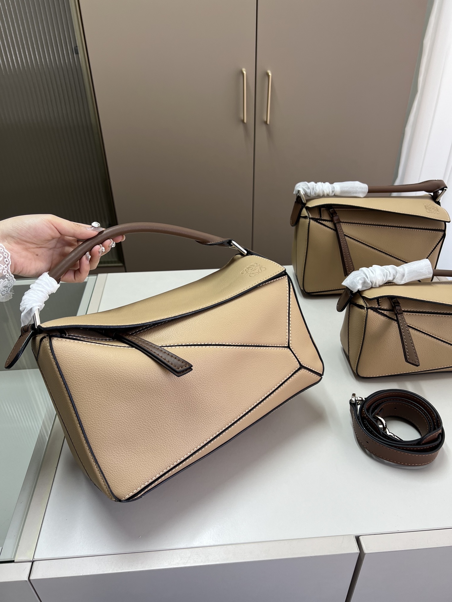 大💰p235 罗意威loewe几何包 简约大气风格 更加轻盈 可轻松驾驭各种风格 尺寸20×11/24×15/30×17折叠盒