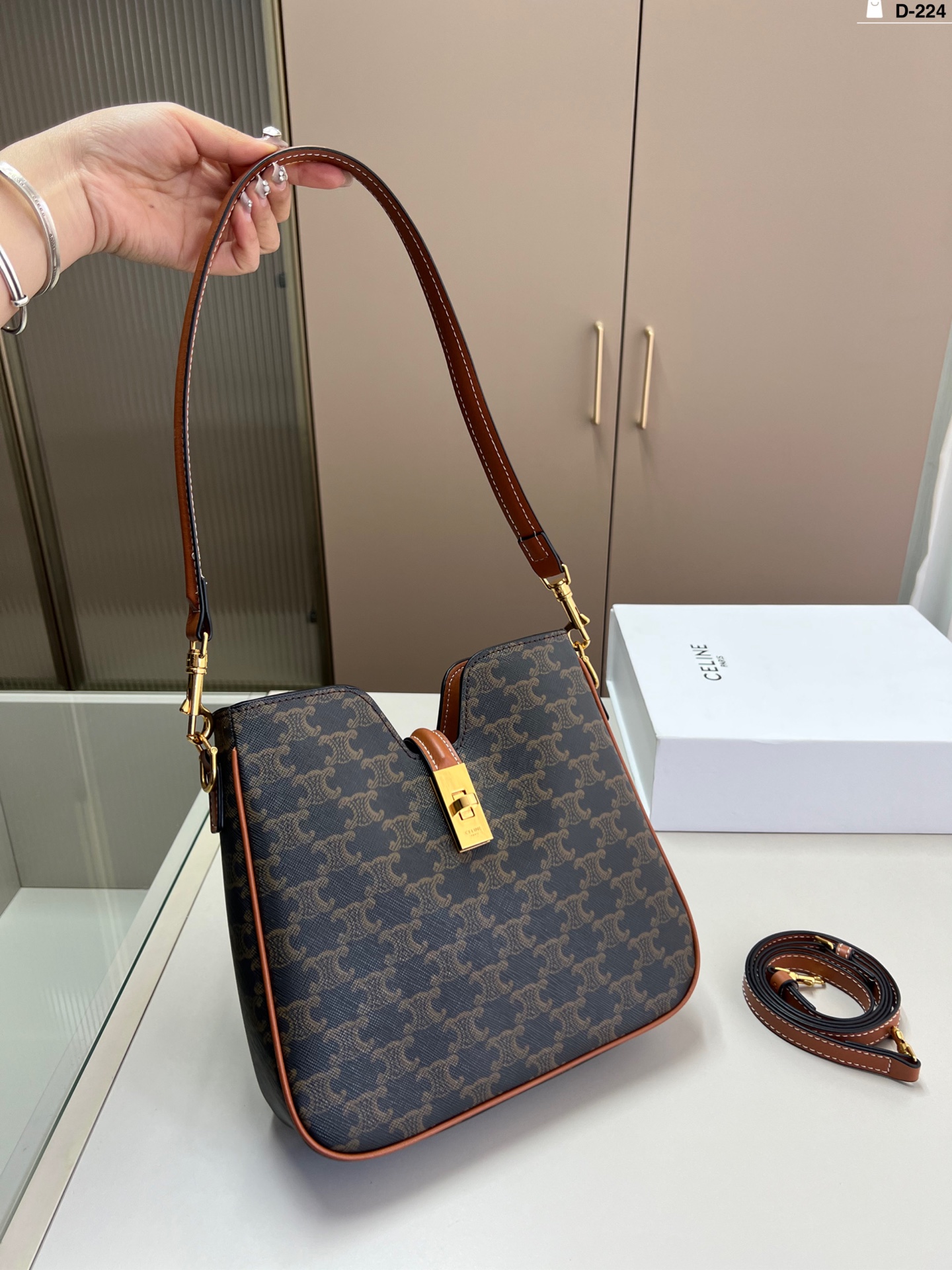 💰💰295 Celine赛琳手提包腋下包 神秘又高级、气场十足,🉑手提、肩背、斜挎、旋转锁扣开合,毫不费力的时髦感 D-224尺寸23×22折叠盒